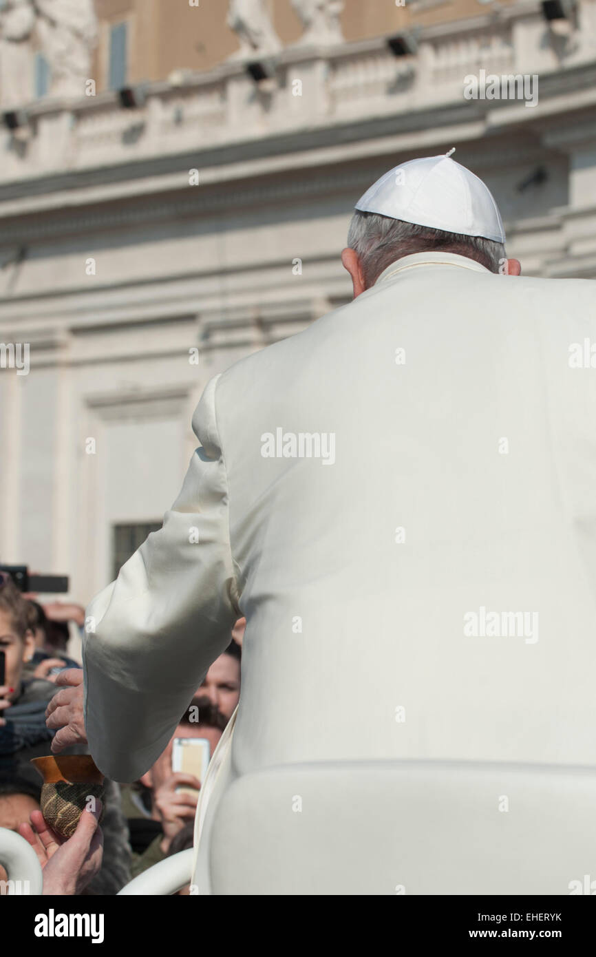 Francis Papst grüßt Gläubigen Stockfoto