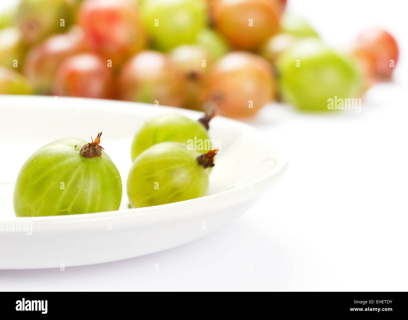 Stachelbeeren isoliert auf weißem Hintergrund Stockfoto