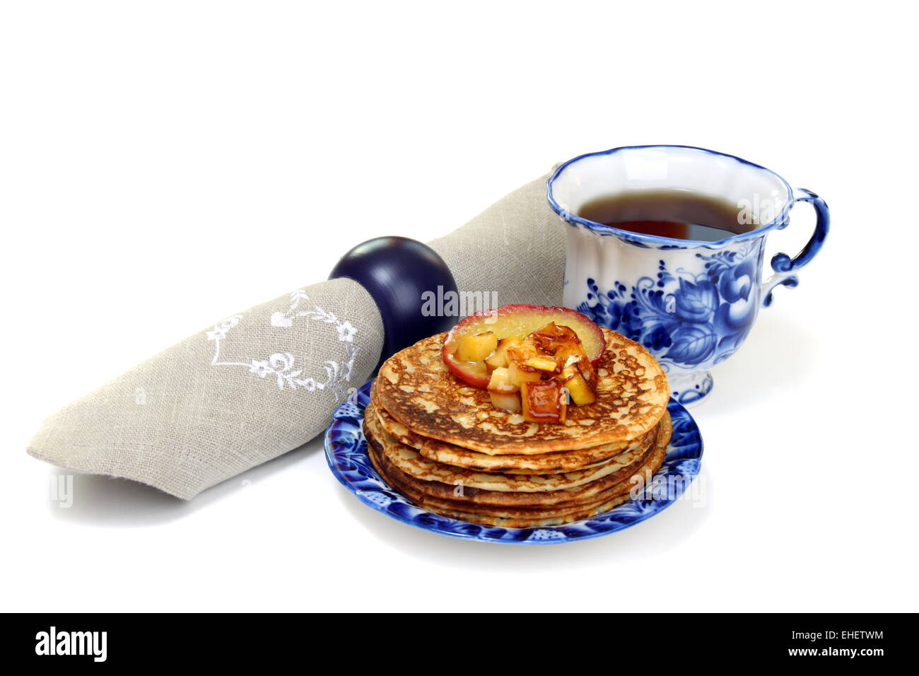 Pfannkuchen mit Apfel-Sauce auf eine weiße Rückseite Stockfoto
