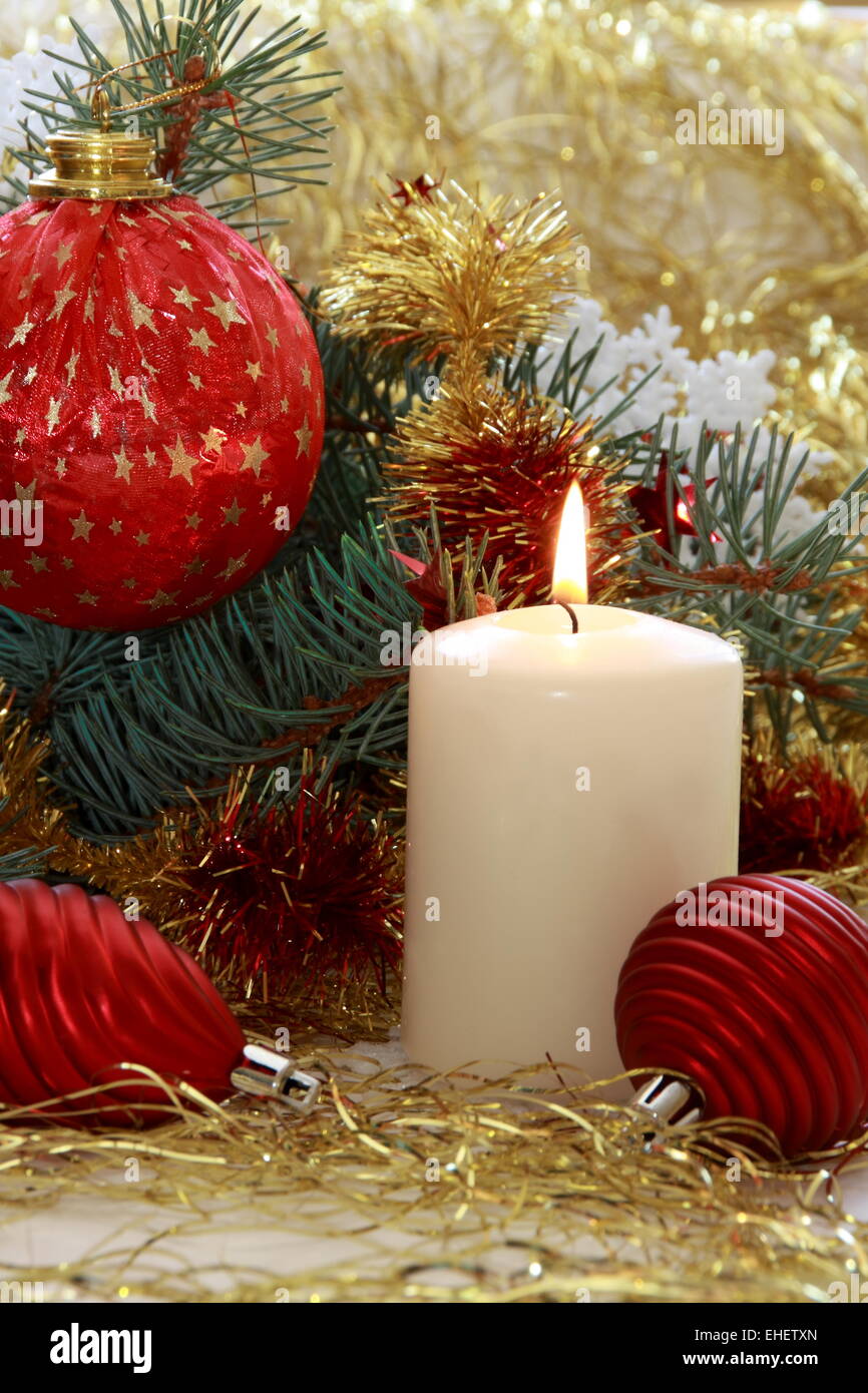 Weihnachtslied mit einer Kerze. Stockfoto