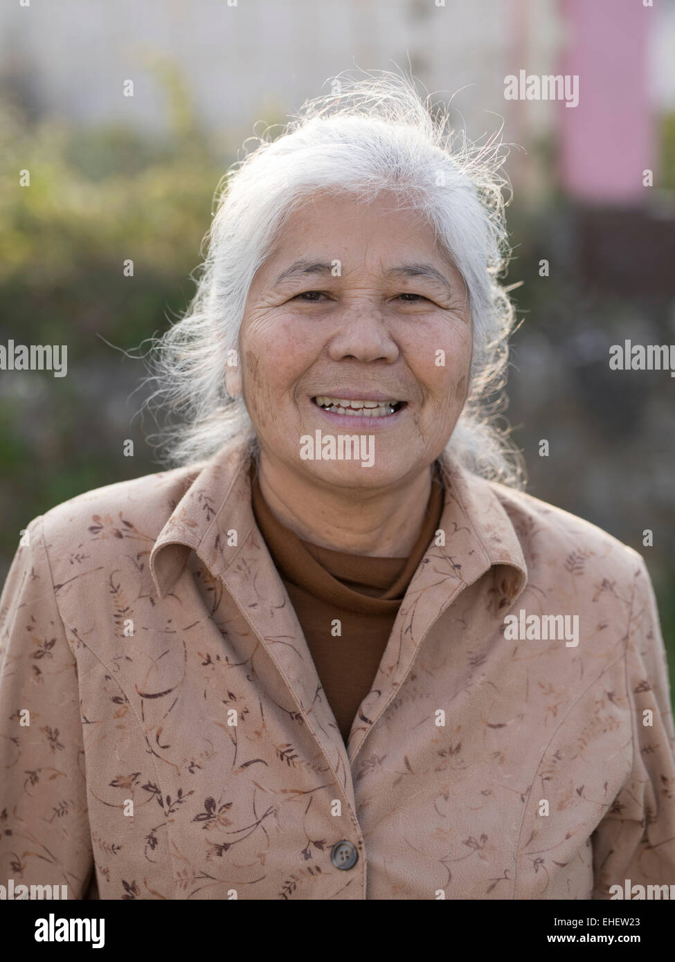 Okinawan Seniorin - Okinawa-Frauen haben die längste Lebenserwartung in der Welt Stockfoto