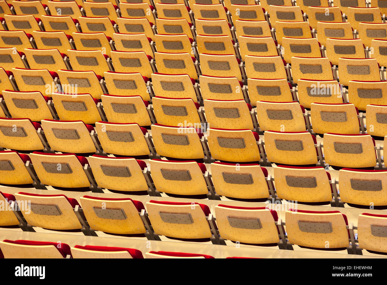 Viele Sitzreihen in einem Stadion. Stockfoto