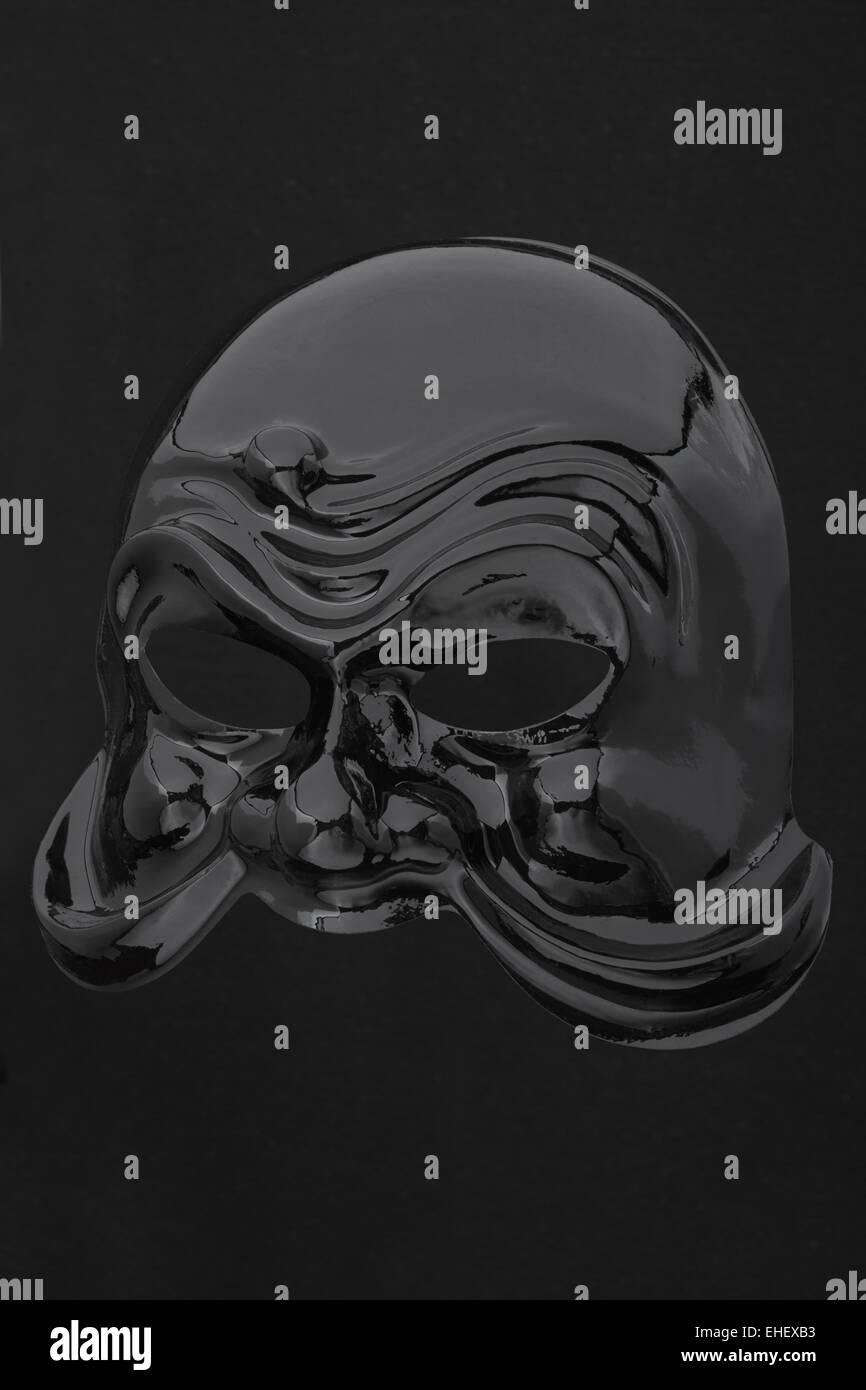 Glänzend schwarzen Karnevalsmaske auf schwarz, Clipping-Pfad enthalten Stockfoto