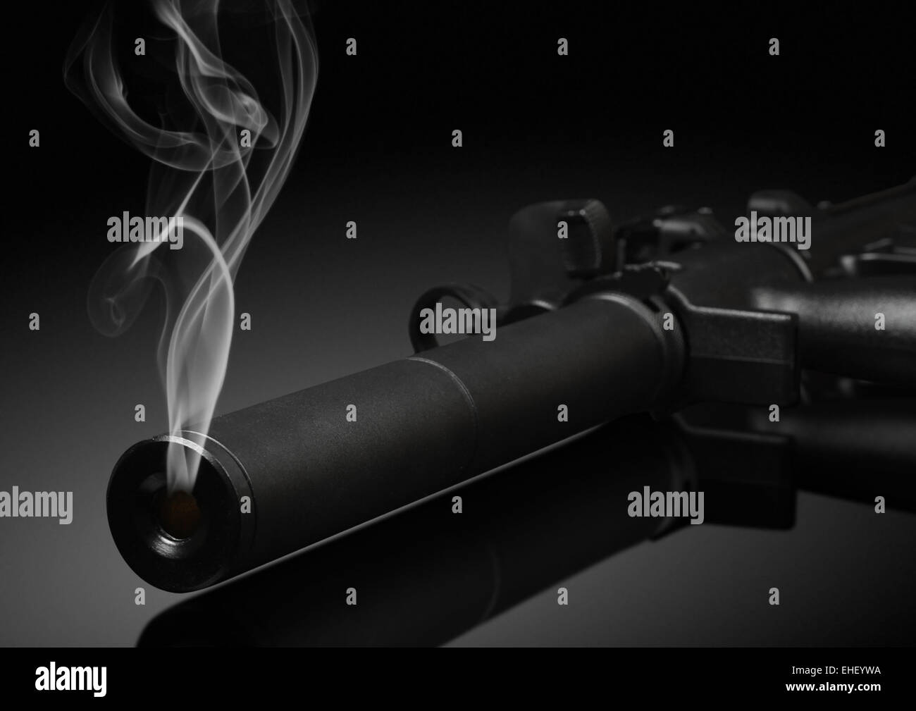 Pistole auf schwarzem Hintergrund mit Rauch Stockfoto