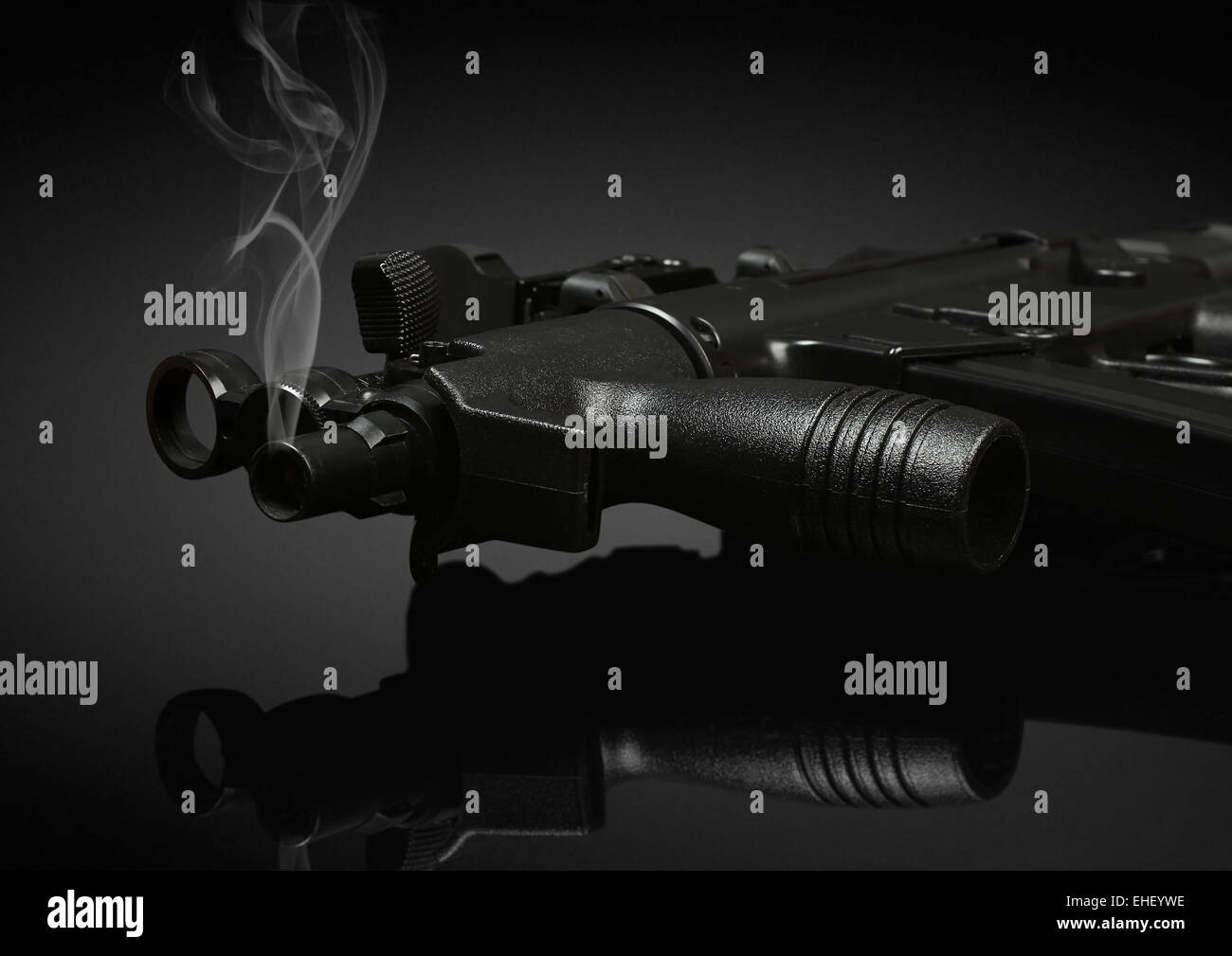 Pistole auf schwarzem Hintergrund mit Rauch Stockfoto