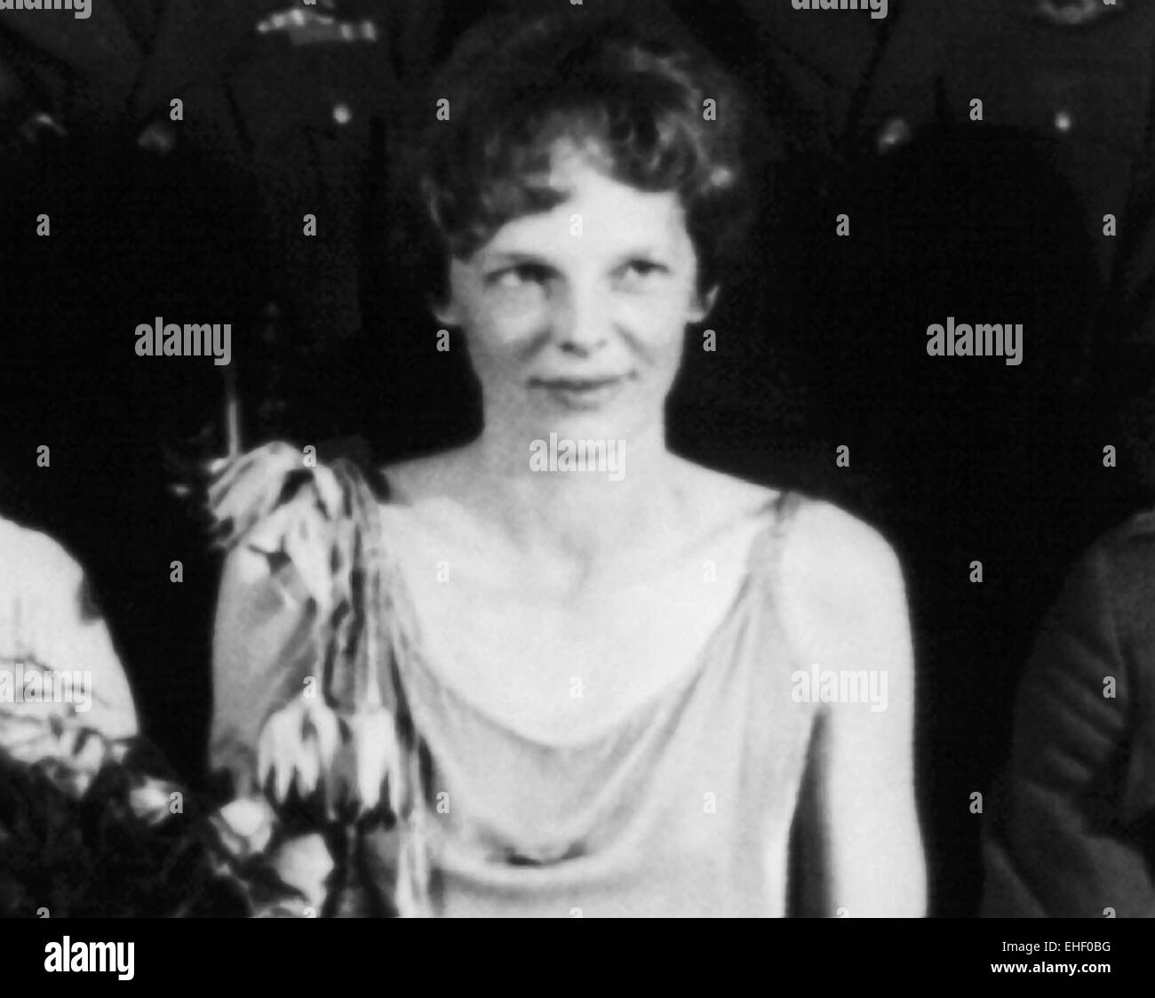 Vintage-Foto der amerikanischen Luftfahrtpionierin und Autorin Amelia Earhart (1897 – 1939 für tot erklärt) – Earhart und ihr Navigator Fred Noonan verschwanden 1937 bekanntermaßen, als sie versuchte, das erste Weibchen zu werden, das einen Rundflug über den Globus absolvierte. Foto ca. 1930. Stockfoto