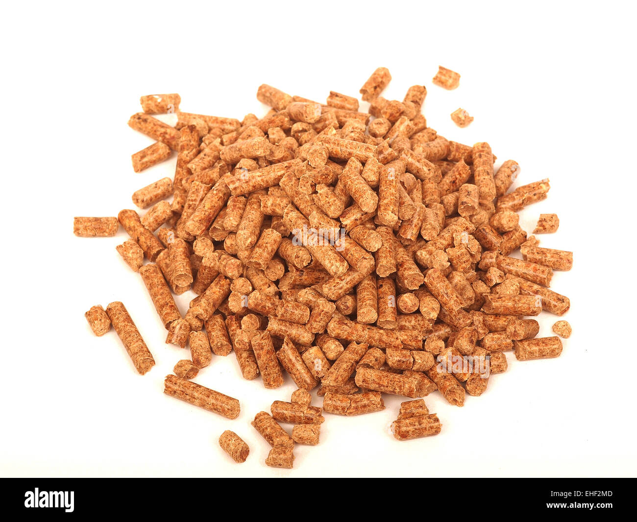 Nahaufnahme Bild von Holzpellets auf weißem Hintergrund Stockfoto