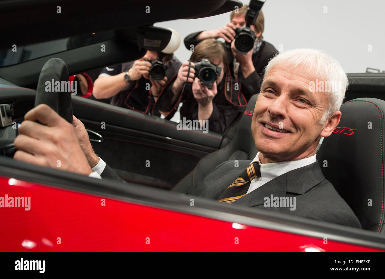 Vorstandsvorsitzender der Porsche AG, Matthias Mueller, sitzt in einem Porsche 911 Targa-4GTS vor der Bilanzpressekonferenz des Unternehmens. Foto: MARIJAN MURAT/dpa Stockfoto