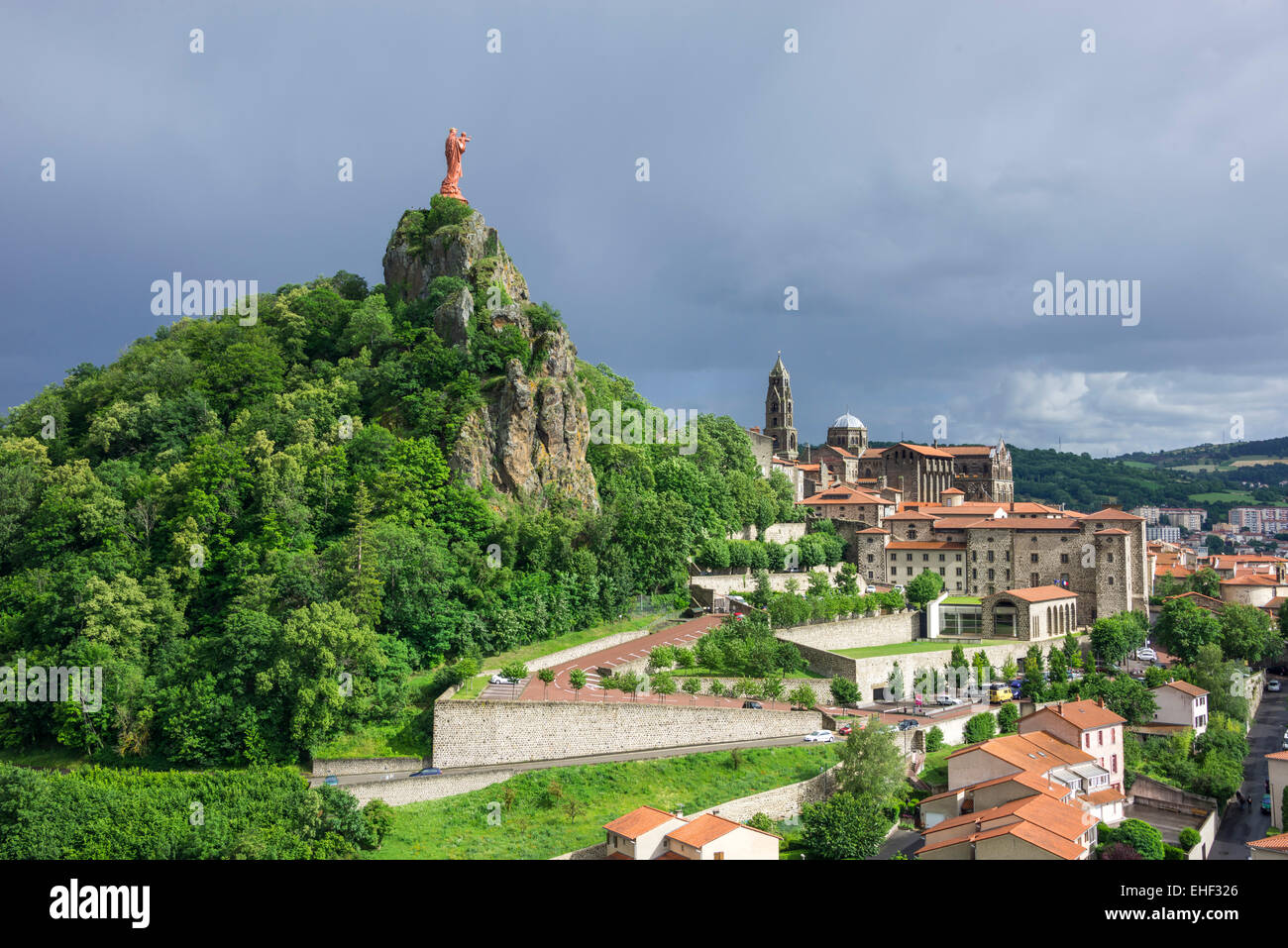 Statue von Notre-Dame de la France, 1860 gebaut, auf dem Vulkankegel Rocher Corneille, neben der Kathedrale, Le Puy-en-Velay Stockfoto