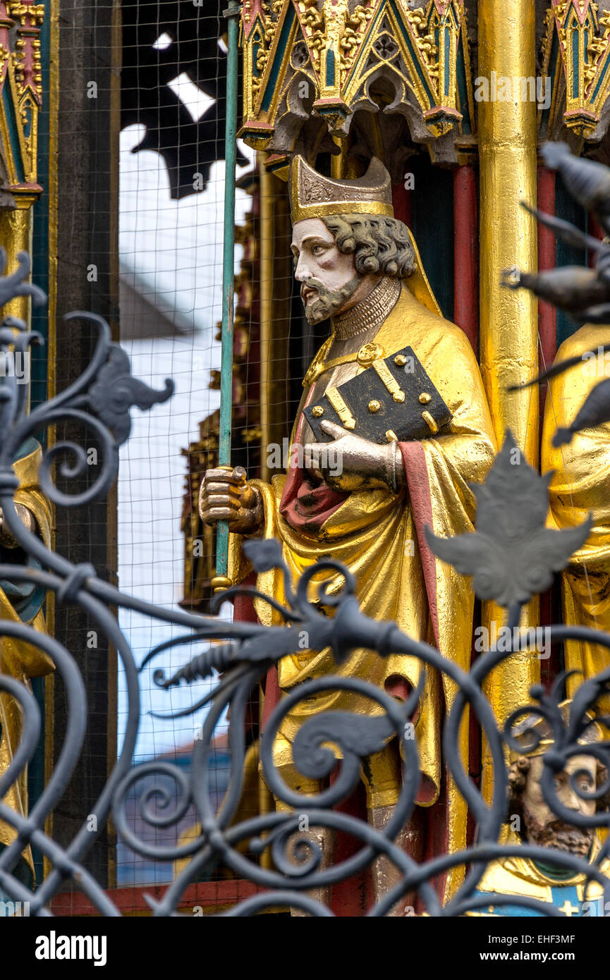 Die gotische Skulptur des Erzbischofs von Mainz, Schönen Brunnen, Nürnberg, Mittelfranken, Franken, Bayern, Deutschland Stockfoto