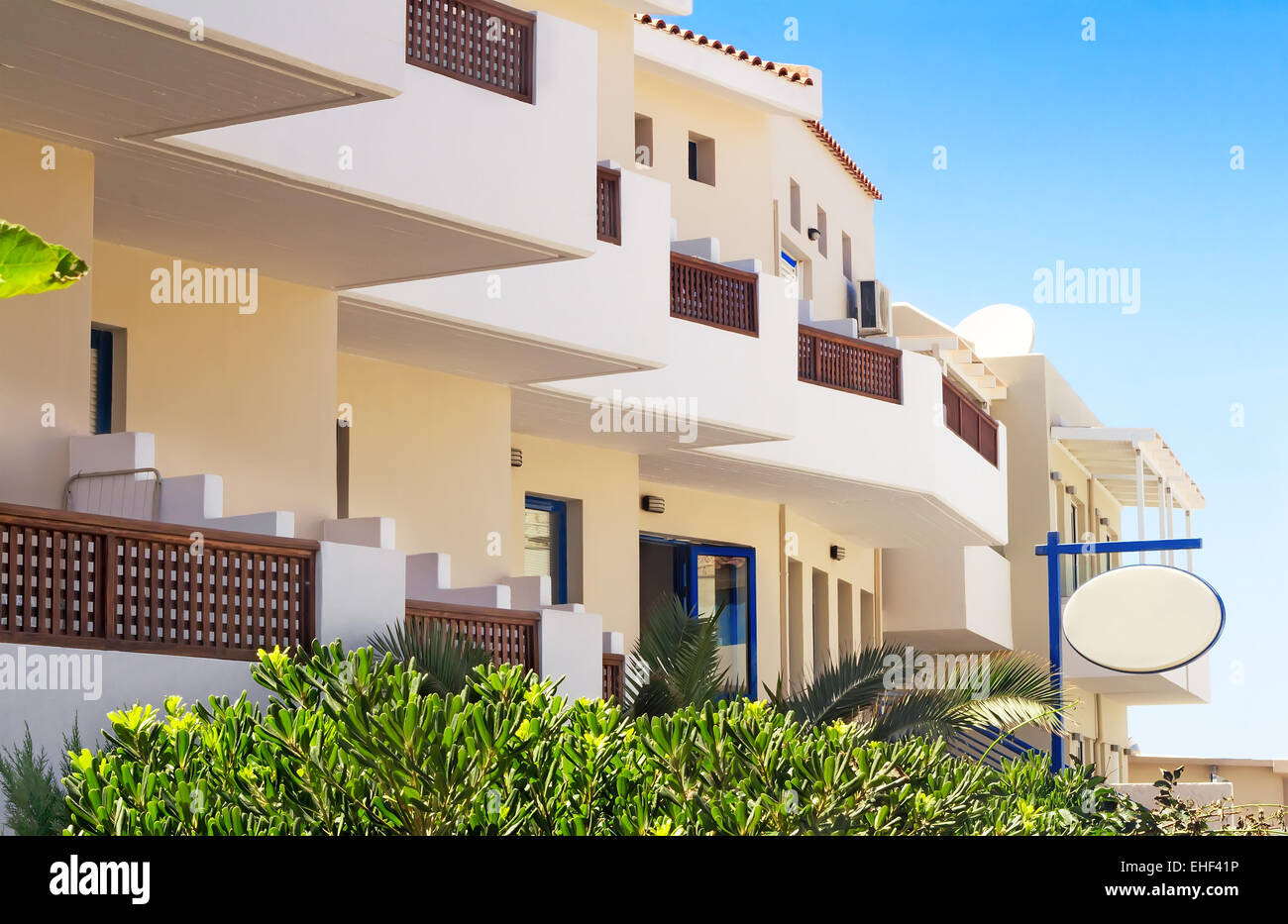 Klein und intim Resort mit komfortablen Zimmern und Balkonen. Das Hotel liegt an der Küste der Insel Kreta, Griechenland. Stockfoto