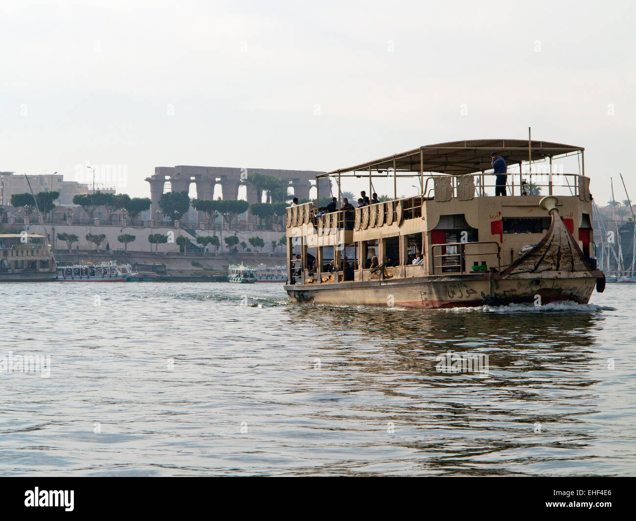 der lokale Fähre über den Nil vom Bootssteg vor Luxor-Tempel, Luxor, Oberägypten Stockfoto