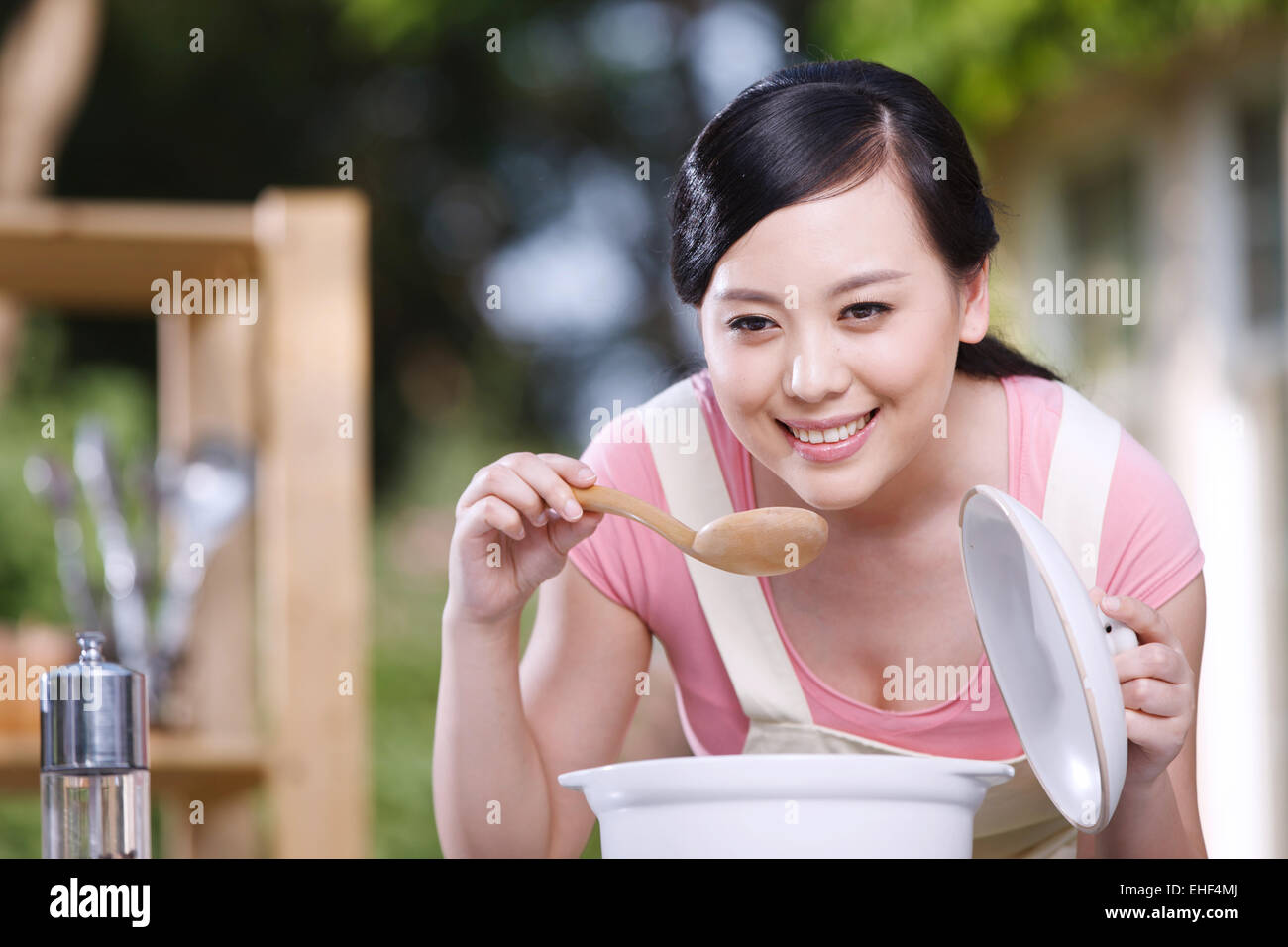 Orientalische Frauen in der Outdoor-Küche schmeckt die Suppe Stockfoto