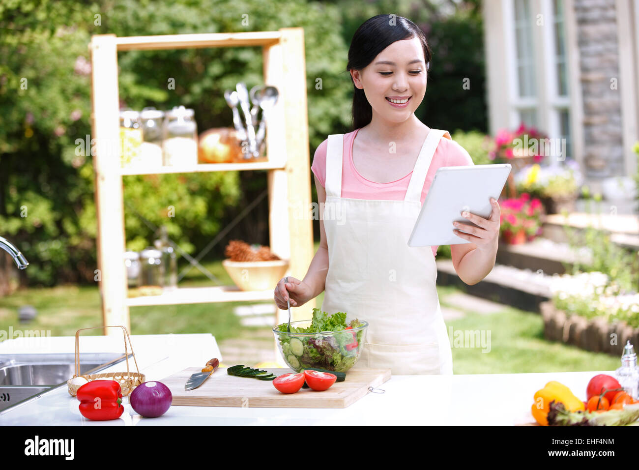 Orientalische Frauen lernen, Kochen in der Küche mit einem tablet Stockfoto