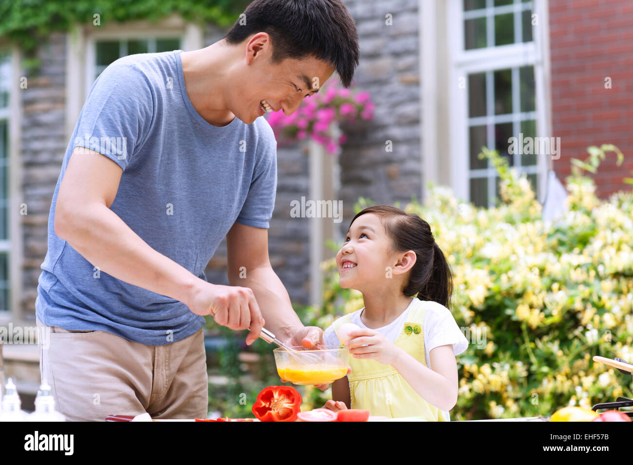 Vater und Tochter in der Outdoor-Küche kochen Stockfoto
