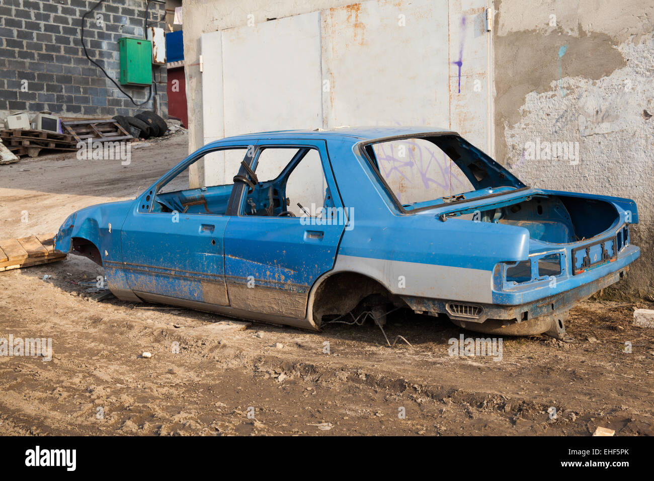 Zerlegte Auto Körper Stand in der Nähe der Garage Tor Stockfoto