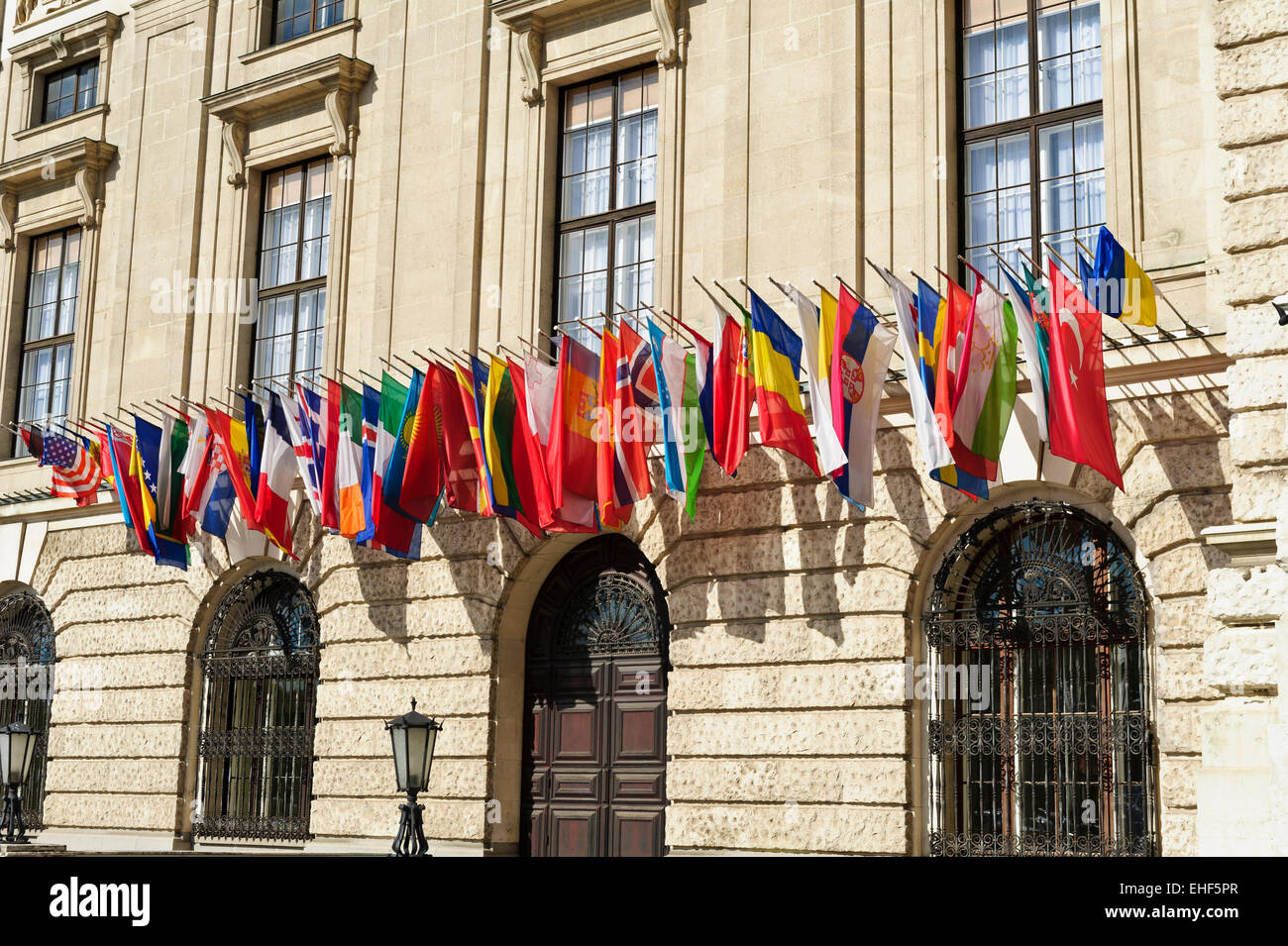 Multi-nationalen Flaggen hängen außerhalb einer Botschaft in Wien, Österreich. Stockfoto