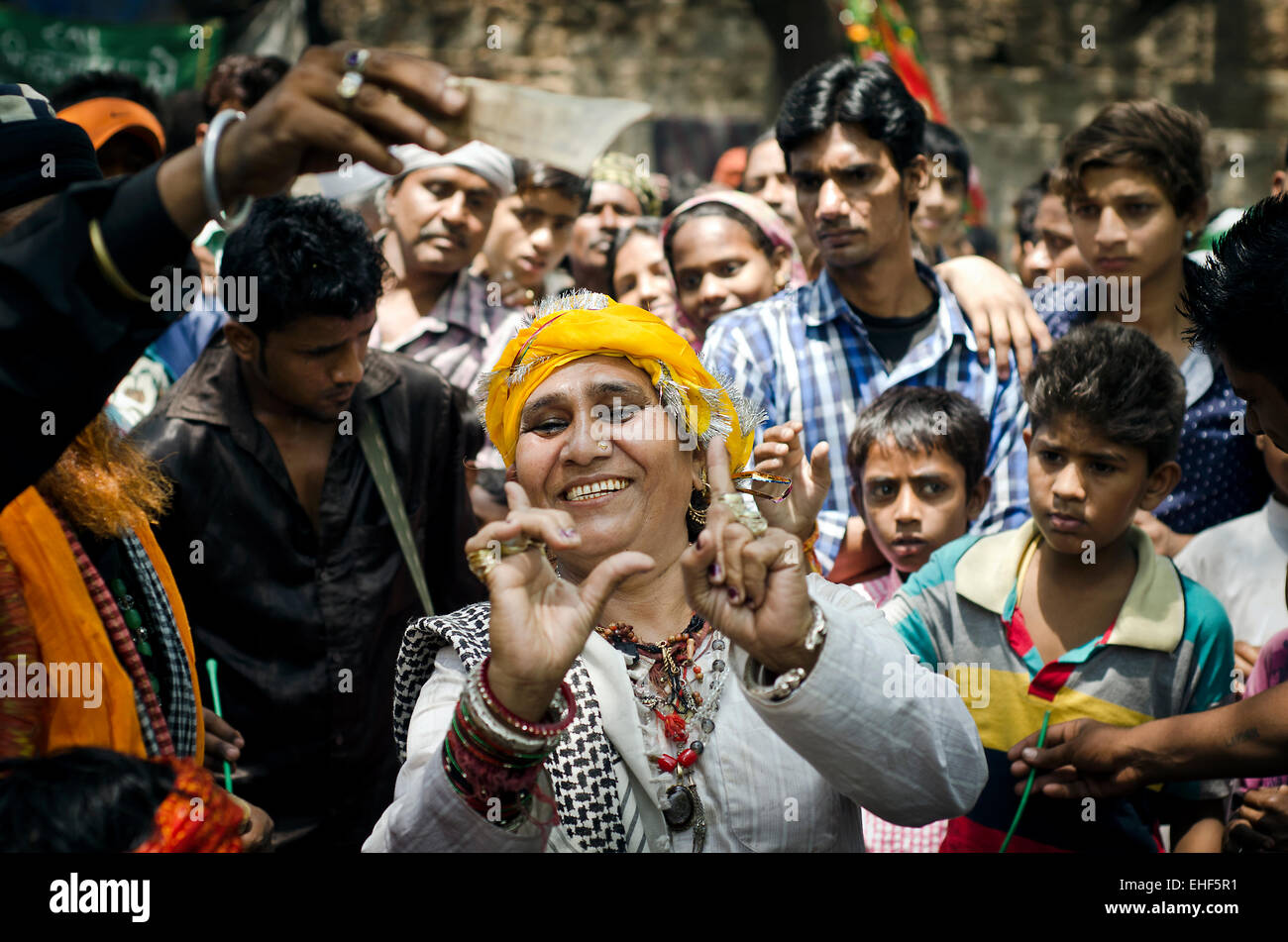 Hijra (weder männlich oder weiblich) tanzen in Ajmer während der jährlichen Urs(festival) im Namen der Sufi Heiliger Kwaja Gharib Nawaz, Indien Stockfoto
