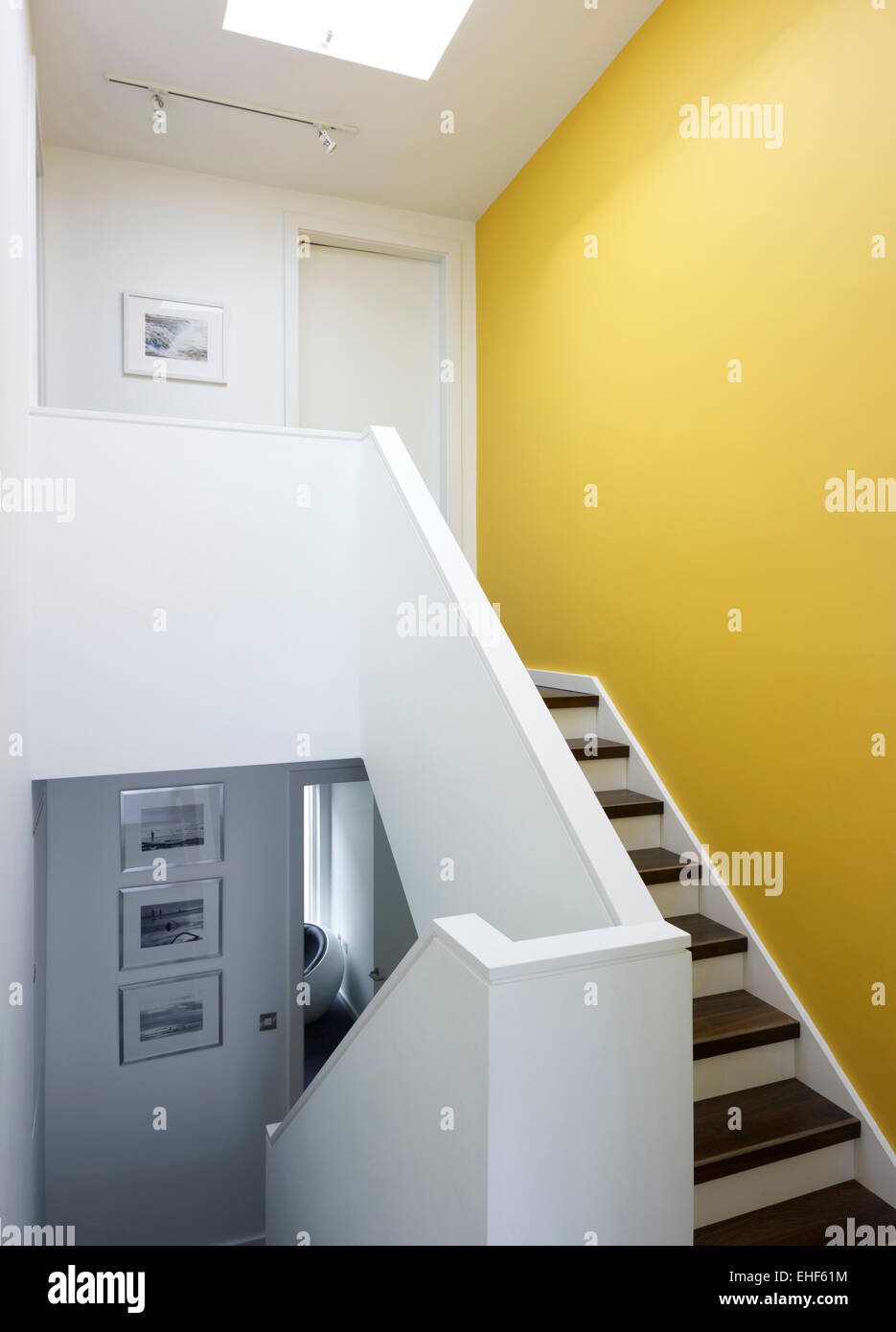 Leuchtend gelbe Flur und Treppe in die Lücke House, UK Stockfoto