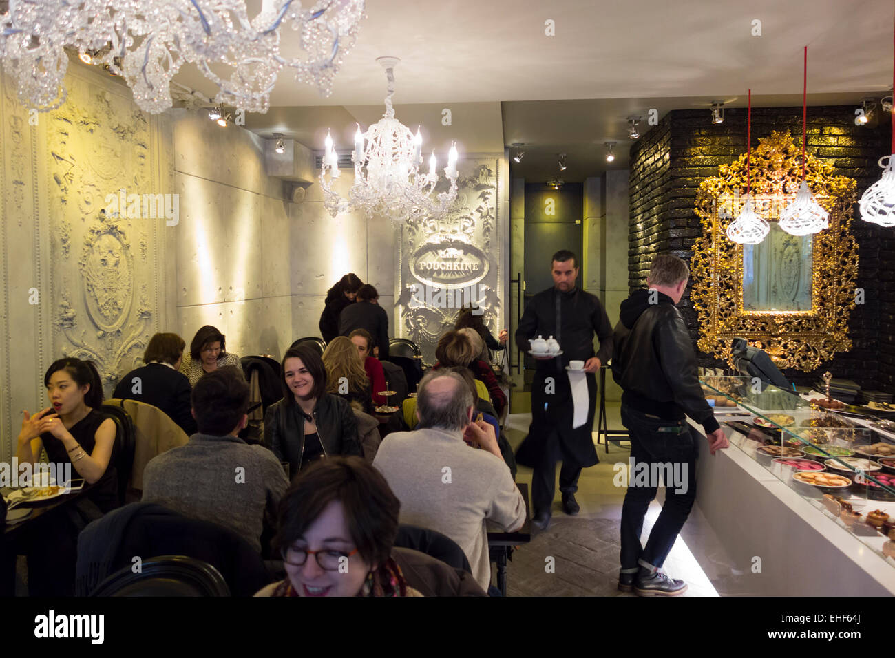 Gäste in der Café Pouchkine, russische Teestube in Paris, Boulevard Saint-Germain Stockfoto