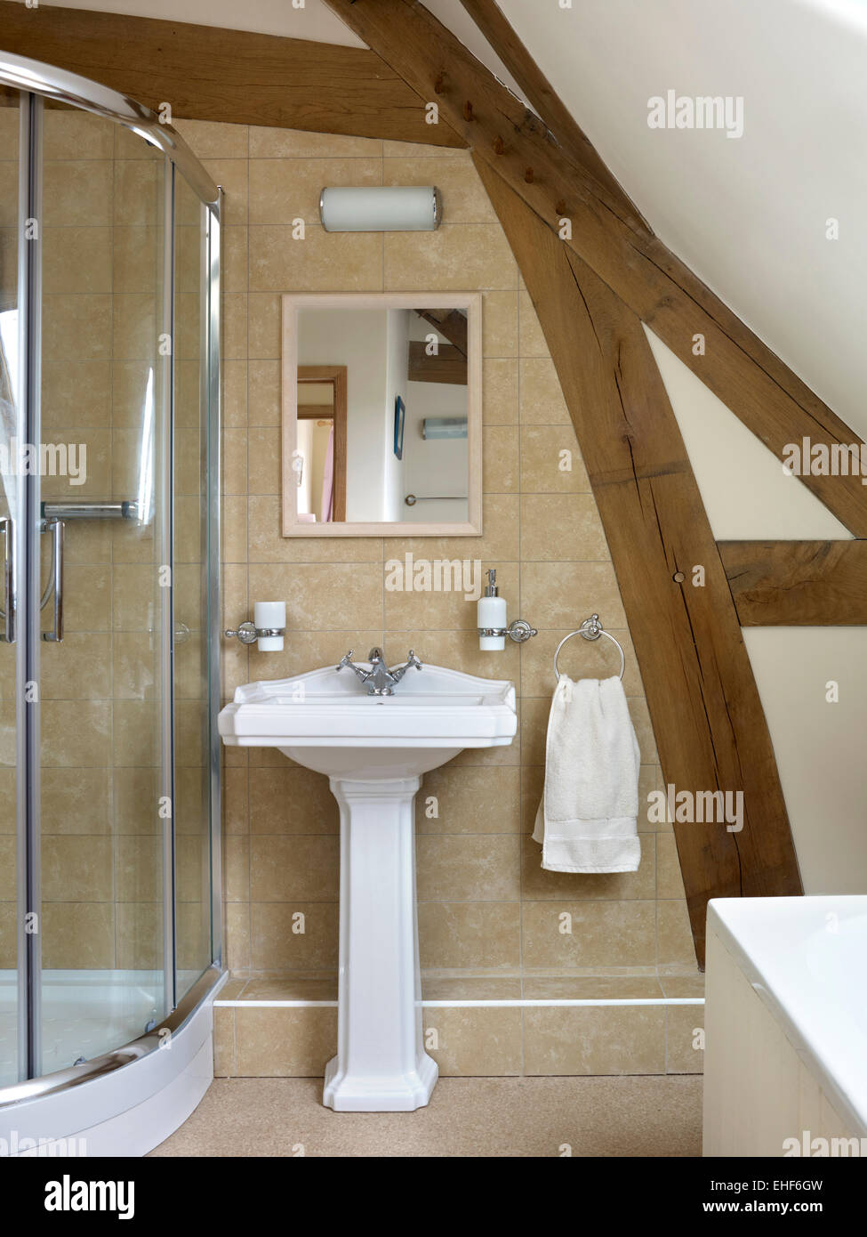 Holzbalken Bad mit Dusche, Waschbecken und Spiegel in Moon Farm nach Hause,  UK Stockfotografie - Alamy