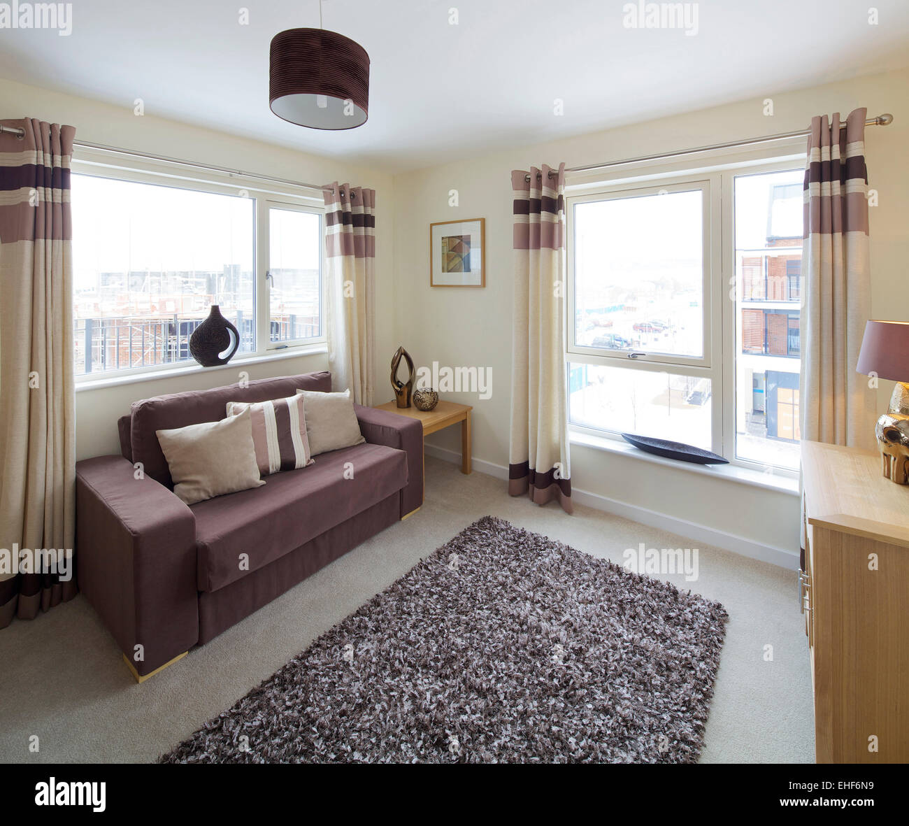 Sofa im Wohnzimmer der Wohnung Lawley Village in Telford, Shropshire Stockfoto