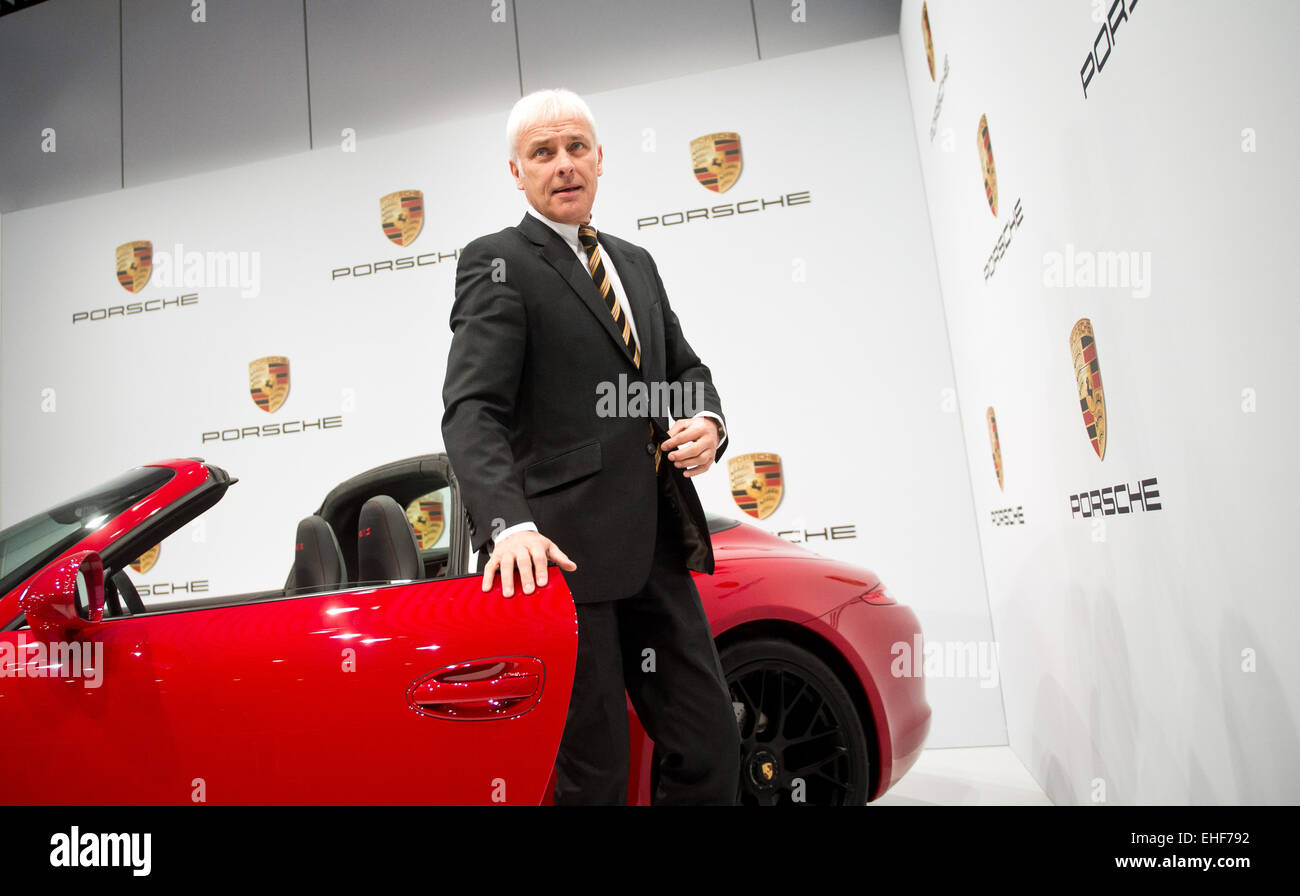 Vorstandsvorsitzender der Porsche AG, Matthias Mueller, steigt aus einem Porsche 911 Targa-4GTS vor der Bilanzpressekonferenz des Unternehmens. Foto: MARIJAN MURAT/dpa Stockfoto