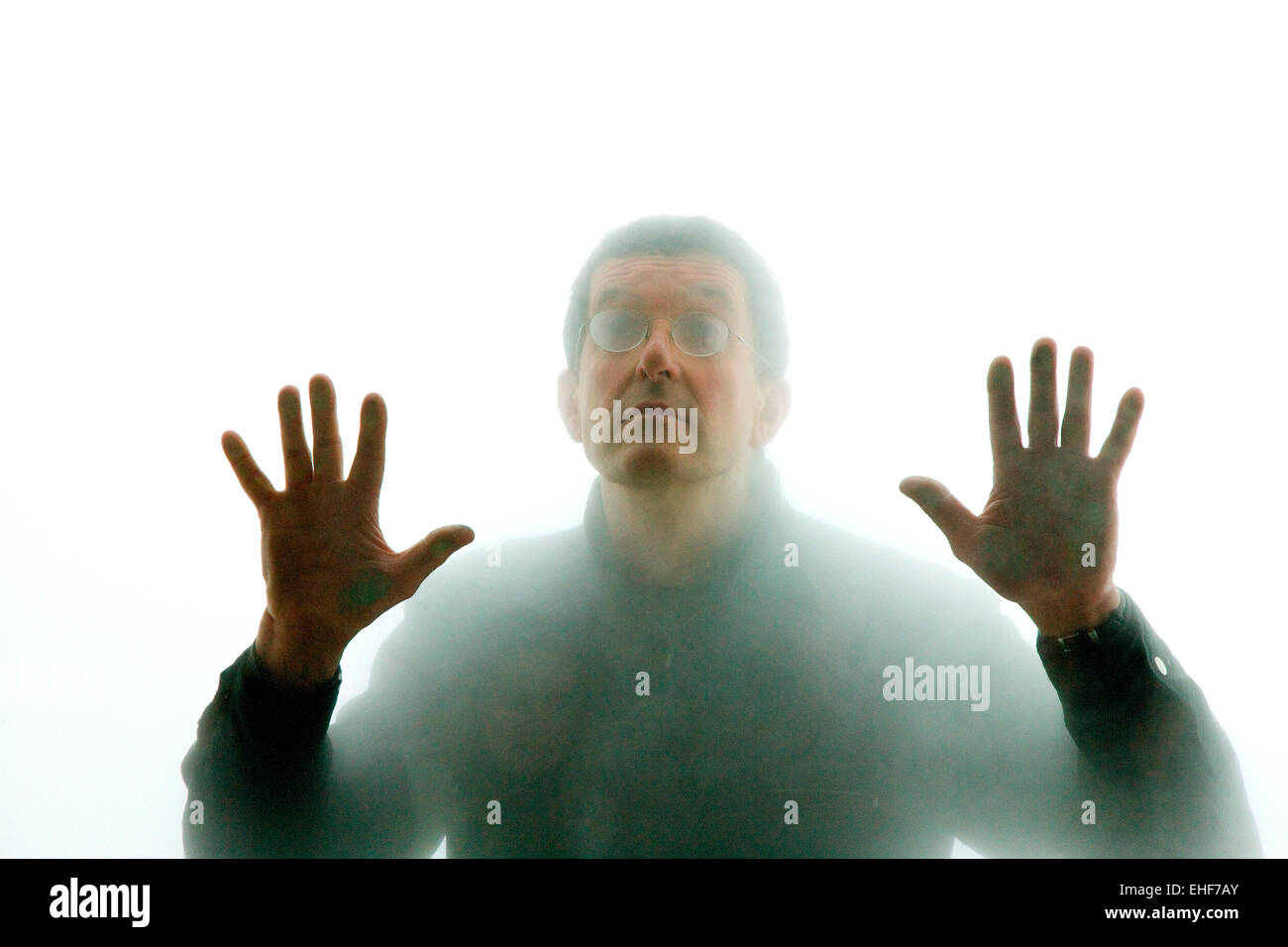 Porträt von Anthony Gormley in der blinde Licht Ausstellung, Hayward Gallery Stockfoto