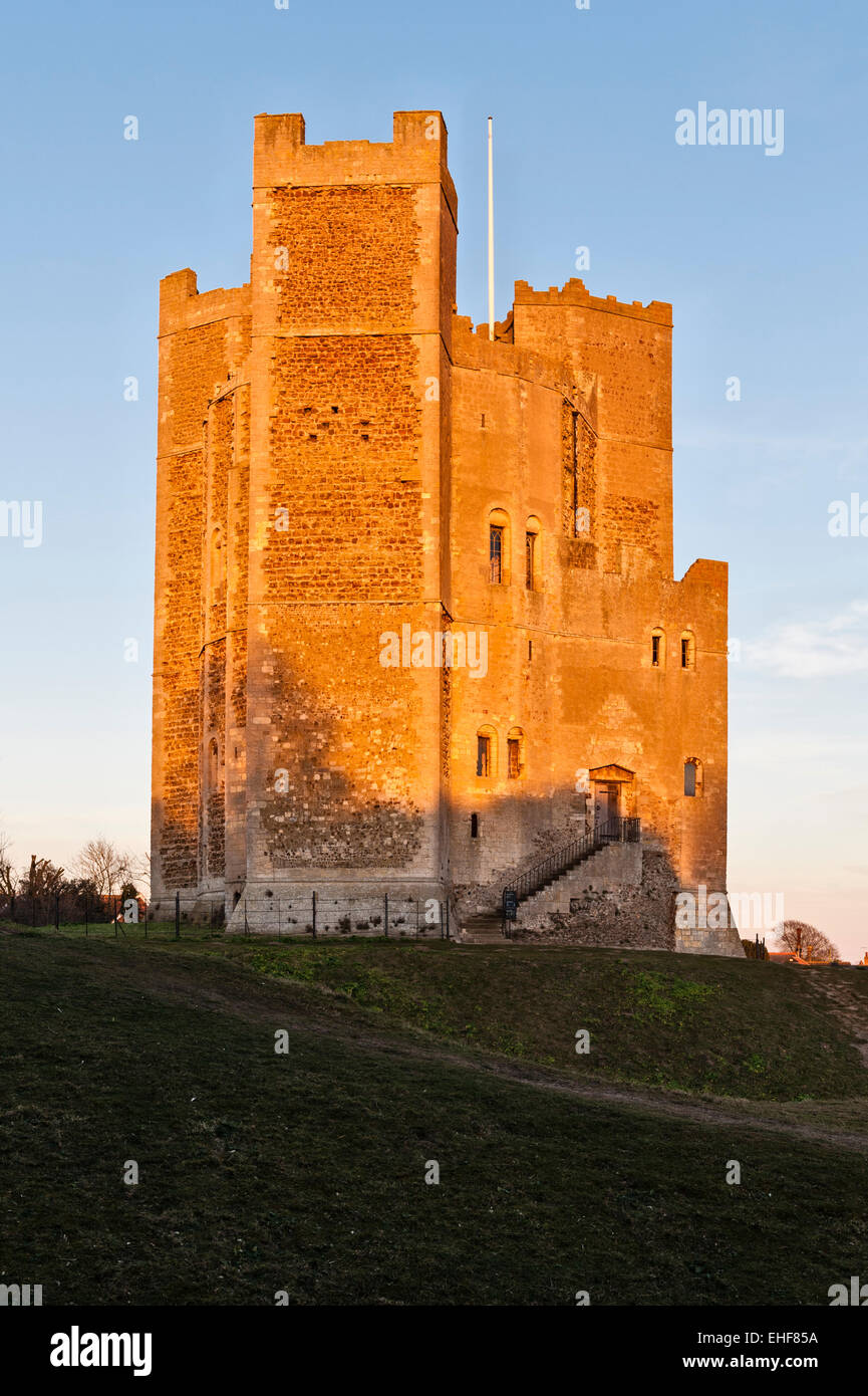 Orford Castle, Suffolk, East Anglia, Großbritannien, bei Sonnenuntergang gesehen. Erbaut um 1170, blickt es über Orford Ness und über die Küste bis zur Nordsee Stockfoto