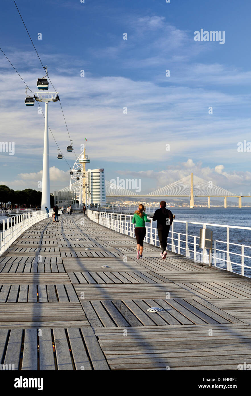 Portugal, Lissabon: Riverside zu Fuß Weg mit Blick zum Vasco da Gama Brücke im Park die Stockfoto