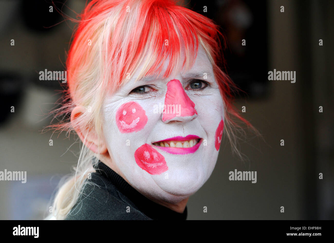 Brighton, UK. 13. März 2015. Kim Coghlan ist heute mit ihrem Gesicht gemalt für den Comic Relief rote Nasen Charity Tag unterhaltsam Kunden an ihr Straßencafé in Brighton. Stockfoto