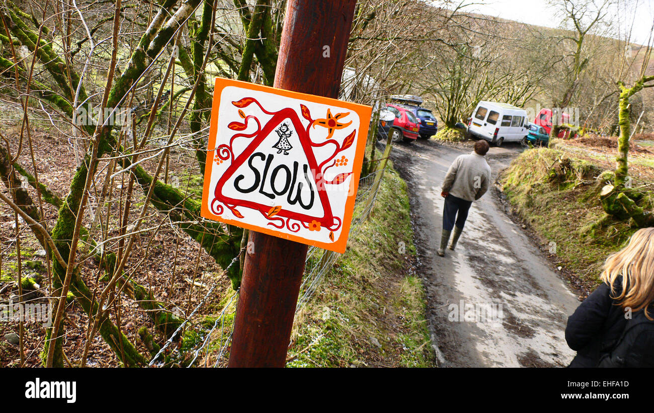 Handgemalte Straßenschild im Tipi Valley eine Öko-Community in der Nähe von Talley in Wales. Stockfoto
