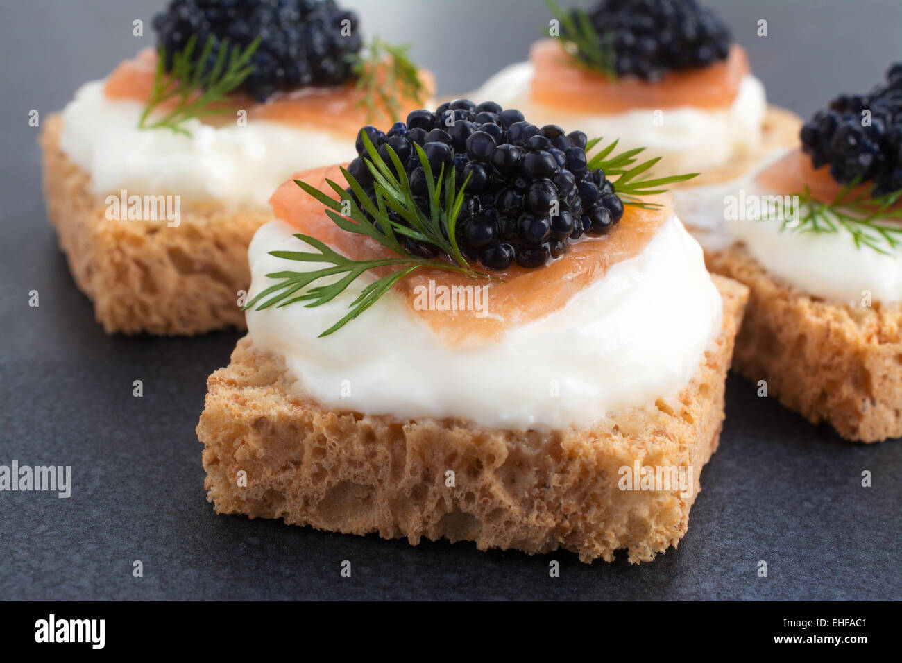 Canapé Kaviar auf Lachs mit Frischkäse, Platz für text Stockfoto