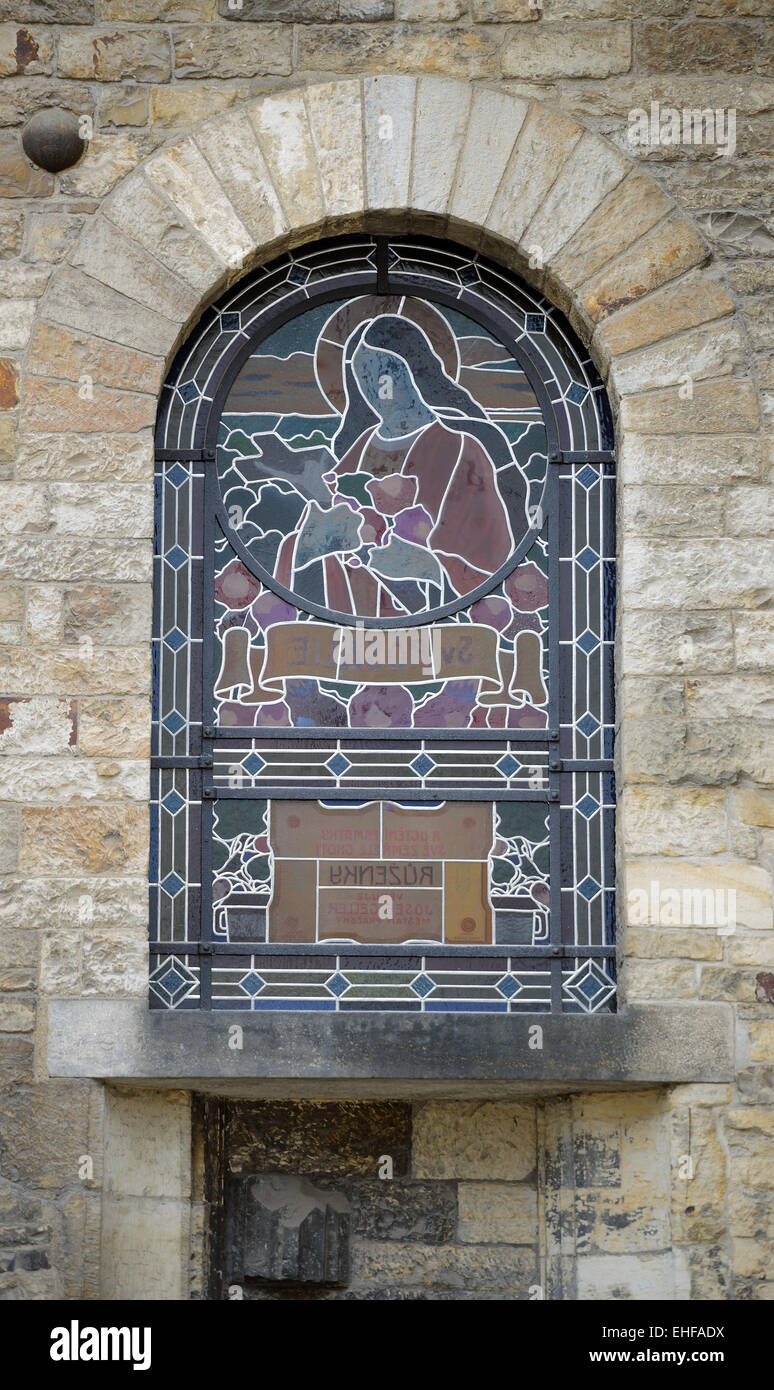 Buntglas-Bild der heiligen Rosalia im Fenster der St. Peter Kirche Na Porici in Prag, Tschechien. Stockfoto