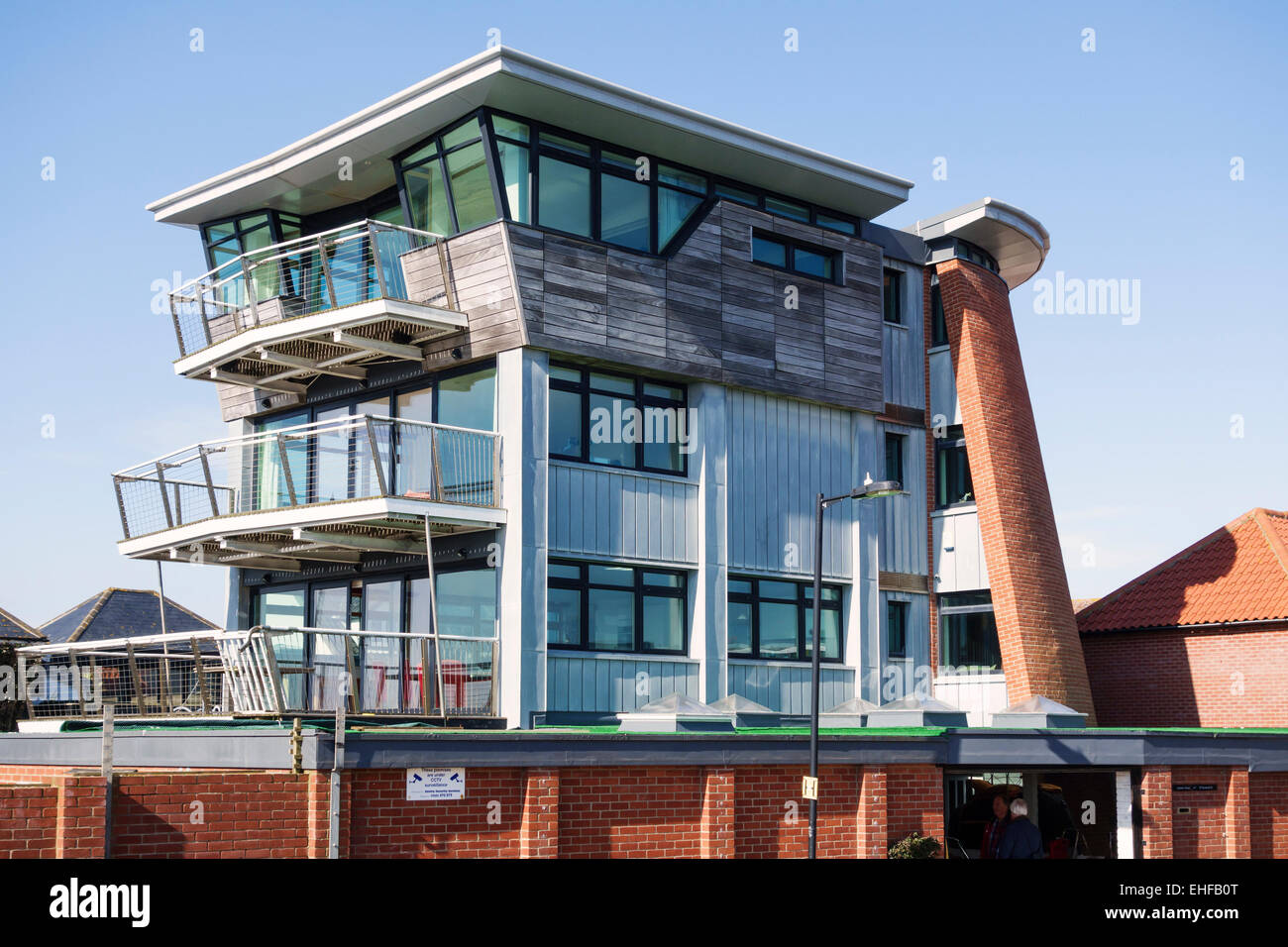 Ein modernes Haus mit Balkonen mit Blick auf das Meer in Aldeburgh, Suffolk, Großbritannien Stockfoto