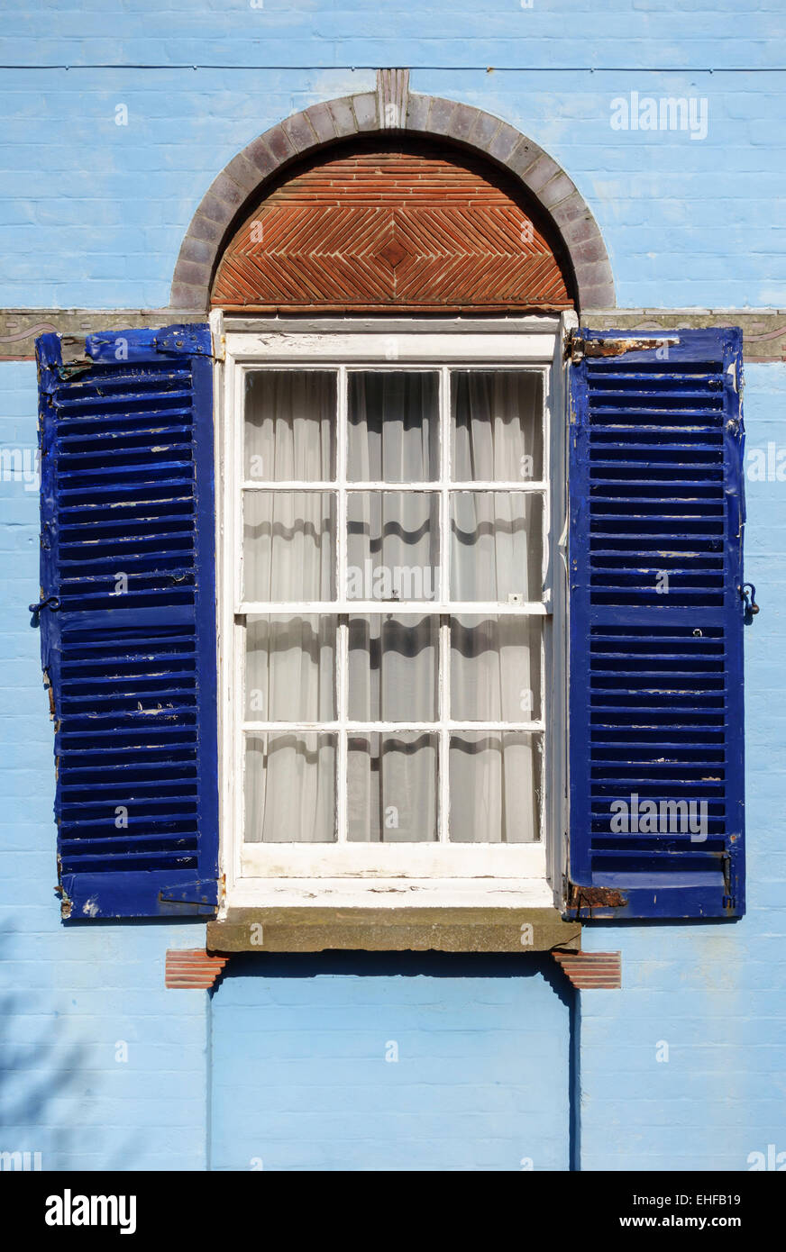 Blaue Fensterläden aus Holz an einem blauen Haus am Meer in Aldeburgh, Suffolk, Großbritannien Stockfoto