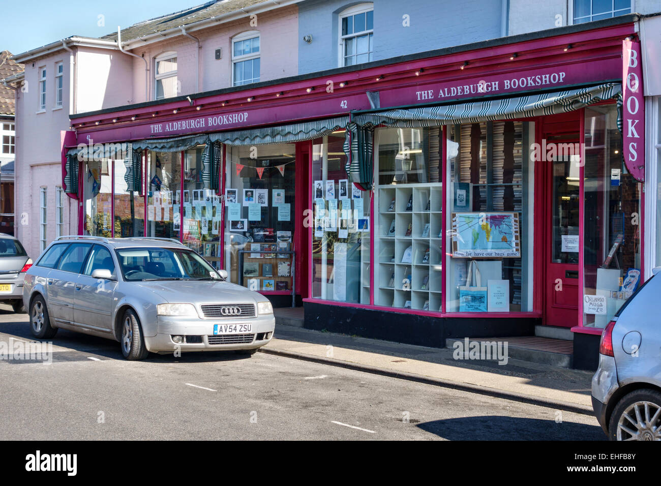 Aldeburgh, Suffolk, UK. Die Aldeburgh Buchhandlung, deren Besitzer auch den jährlichen Aldeburgh Literaturtagen ausführen Stockfoto