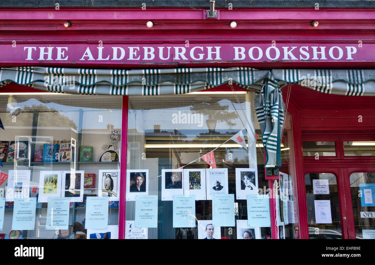 Aldeburgh, Suffolk, UK. Die Aldeburgh Buchhandlung, deren Besitzer auch den jährlichen Aldeburgh Literaturtagen ausführen Stockfoto