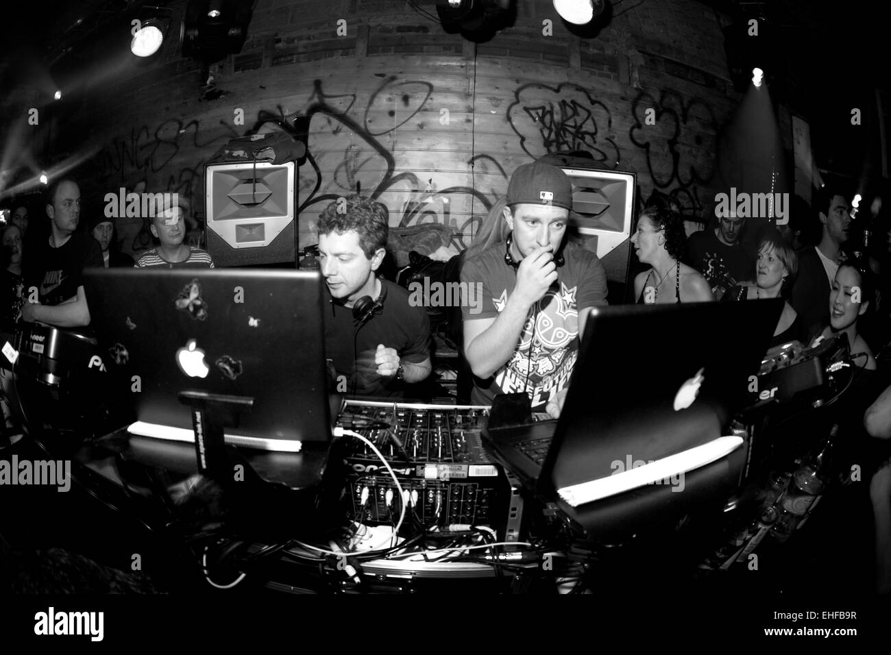 Layo und Bushwacka DJing in der Shake It Club-Nacht in einem Lagerhaus in großen Suffolk Street London 2009. Stockfoto