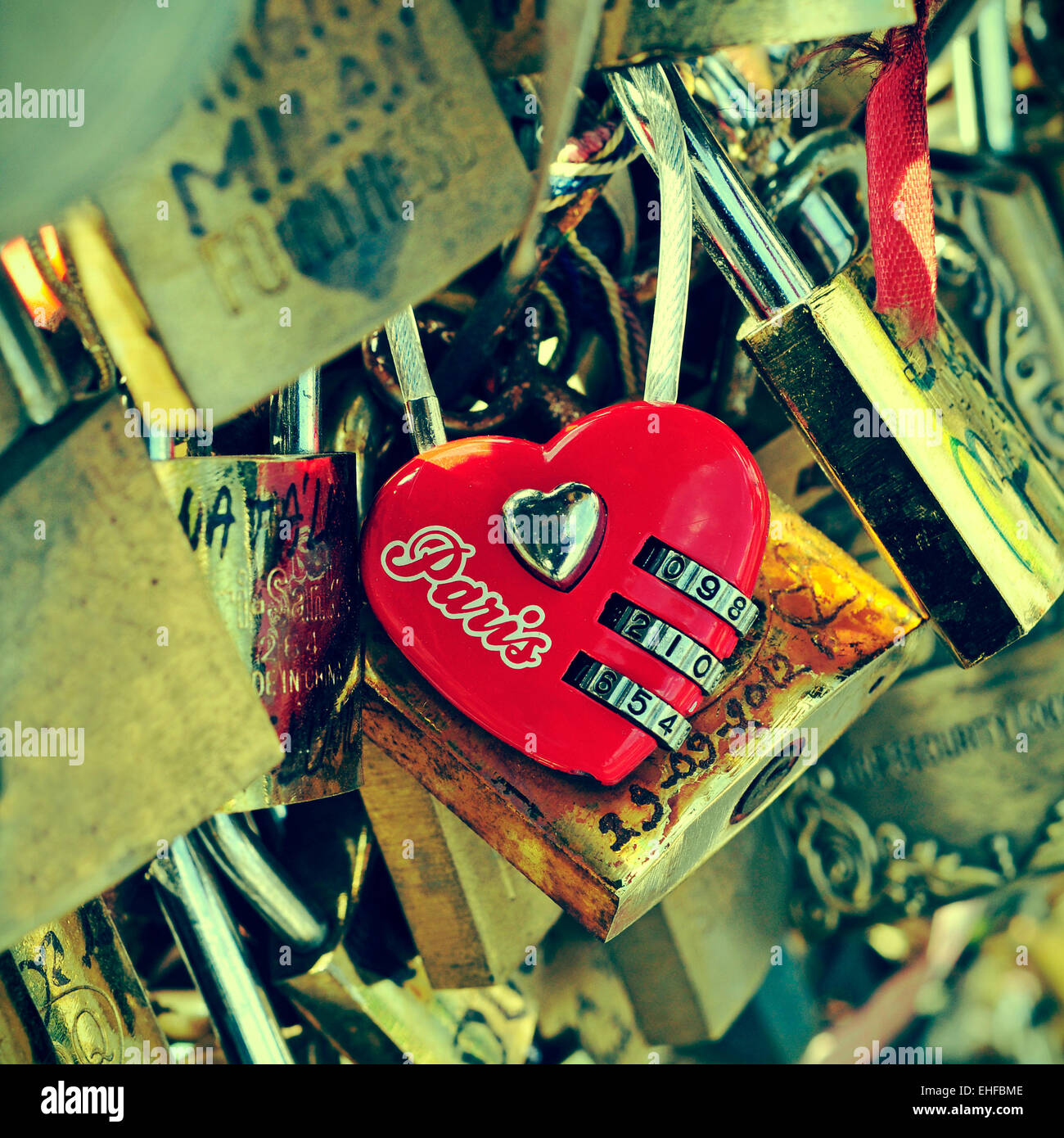 Bild von einem Haufen von Liebe Vorhängeschlösser in eine Brücke von Paris, Frankreich, davon eine Herzform mit dem Wort Paris geschrieben, Witz Stockfoto