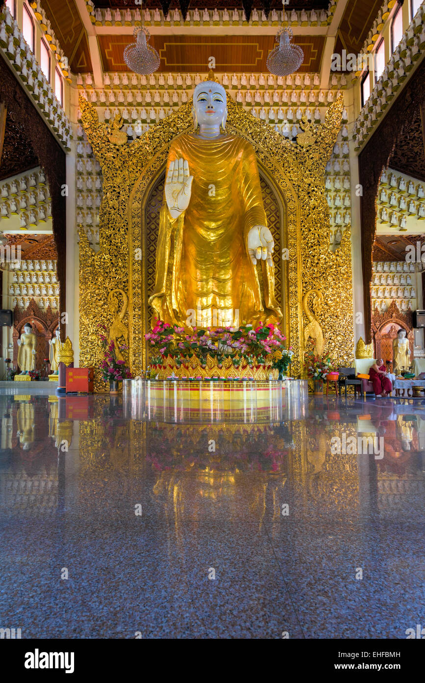 PENANG, MALAYSIA - 10. März 2015: Große goldene Buddha-Statue in Dhammikarama birmanischen buddhistischen Tempel Eingang. Dies ist ein pop Stockfoto