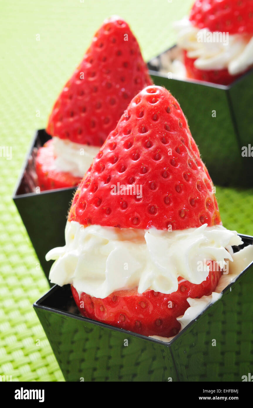 Erdbeeren mit Sahne gefüllt in Würfelform Schalen serviert Stockfoto