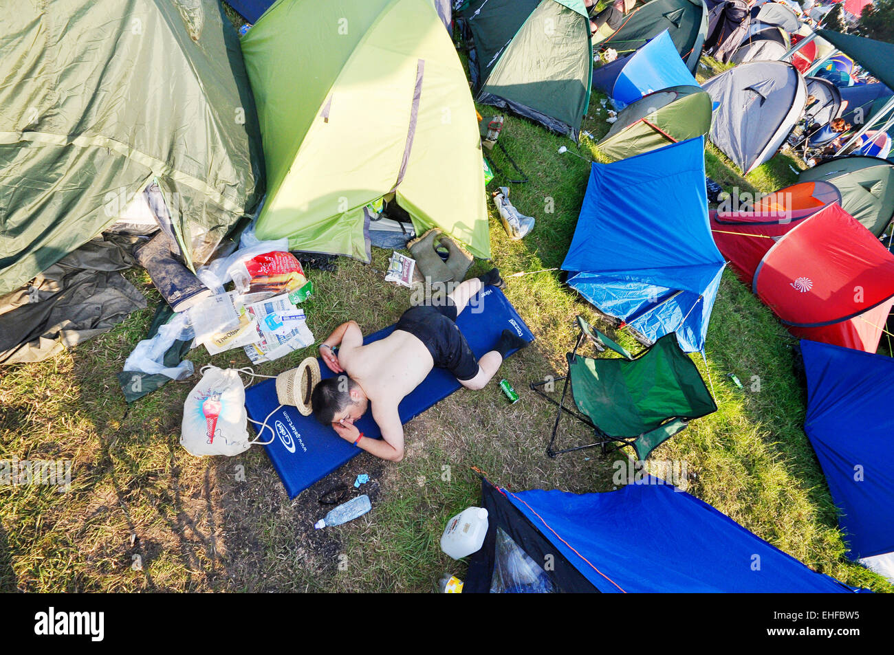 Mann schläft unter den Zelten an Glastonbury Festival, Pilton, Somerset, UK, Juni 2009. Stockfoto