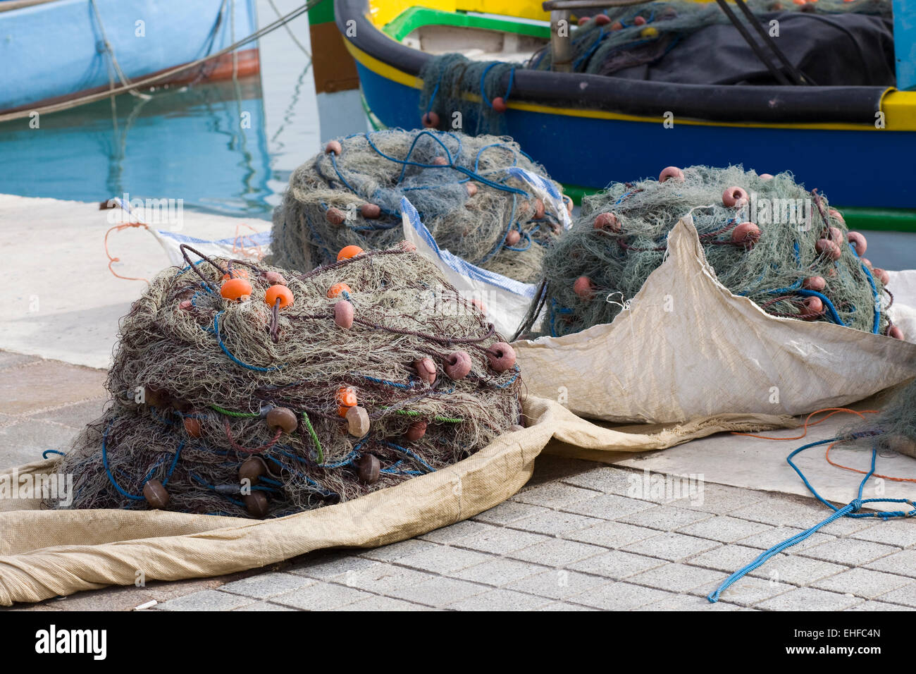 Nylon-Fischernetz mit Schwimmer Linie an kleinen Schwimmern aus Kunststoff befestigt Stockfoto