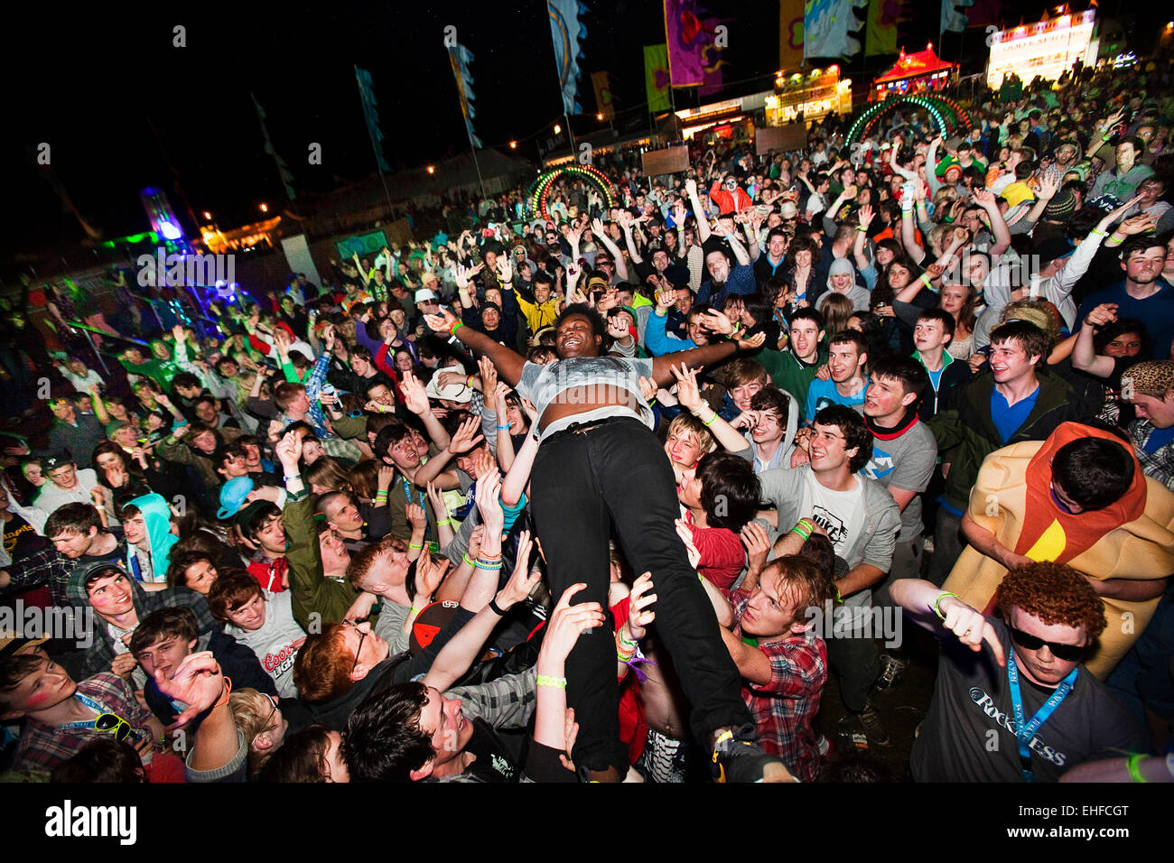 Crowd surfing -Fotos und -Bildmaterial in hoher Auflösung – Alamy