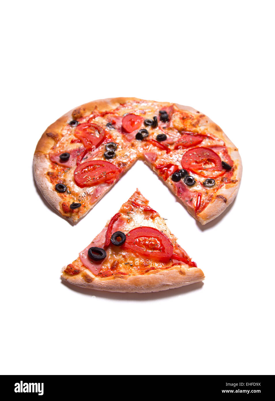 Leckere Pizza mit Schinken, Tomaten und Oliven, Tiefenschärfe, isoliert auf weißem Hintergrund Stockfoto