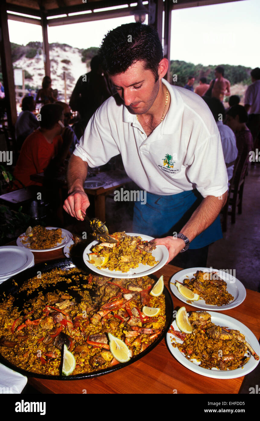 Mann mit Paella im Tanga Restaurant auf Formentera in der Nähe von Ibiza Spanien. Stockfoto