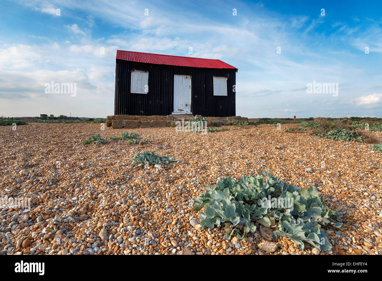 Der rot-Hütte am Strand von Roggen in East Sussex Stockfoto