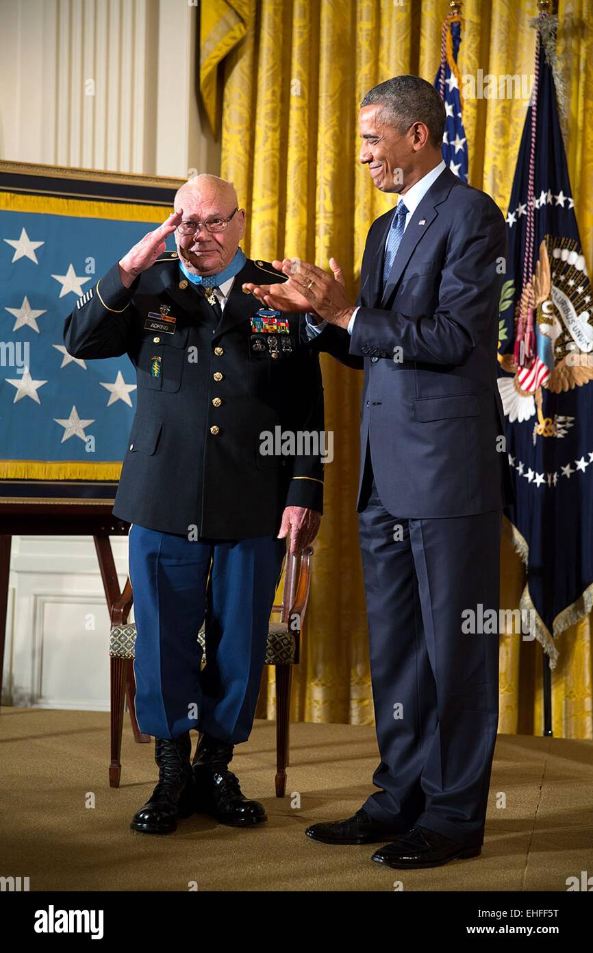 US Präsident Barack Obama stellt die Medal Of Honor Army Command Sergeant Major Bennie Adkins während einer Zeremonie im East Room des weißen Hauses 15. September 2014 in Washington, DC. Stockfoto