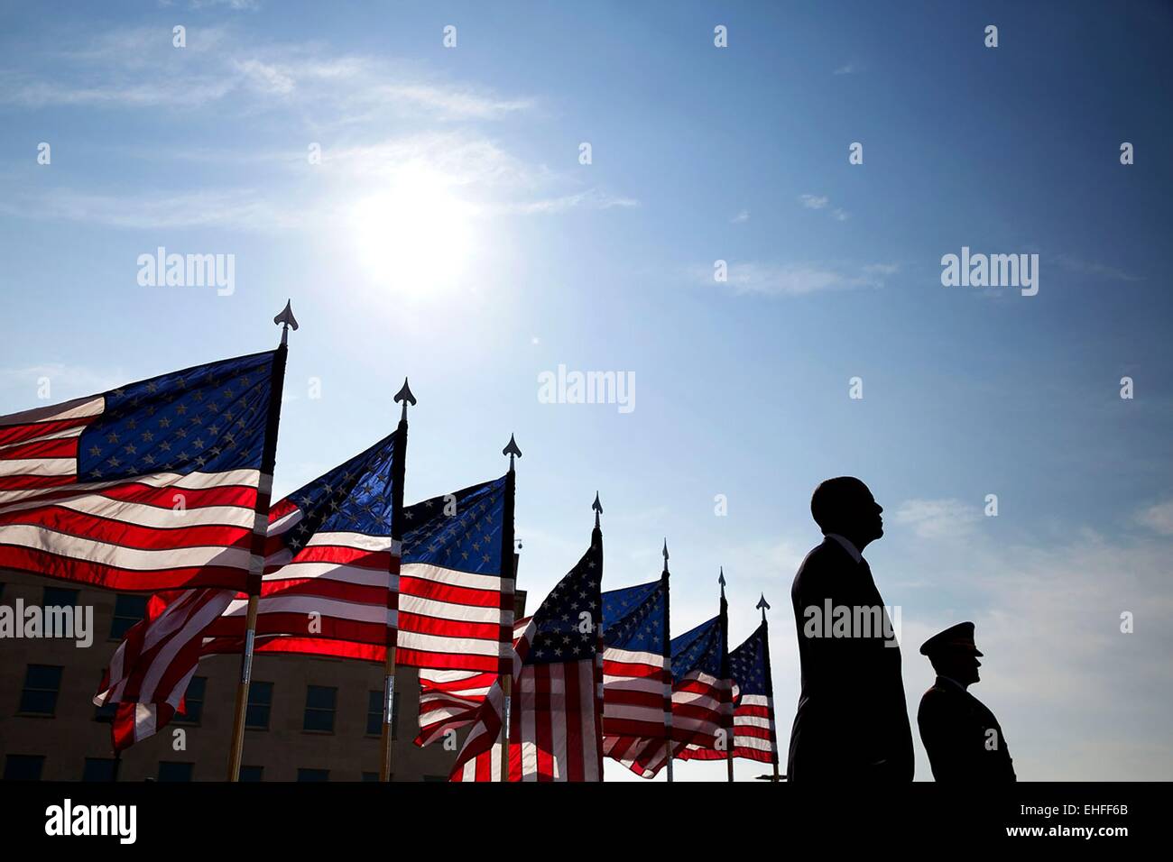 US-Präsident Barack Obama und General Martin Dempsey stehen für die Nationalhymne während 11. September Einhaltung Zeremonie am Pentagon Memorial 11. September 2014 in Arlington, Virginia. Stockfoto